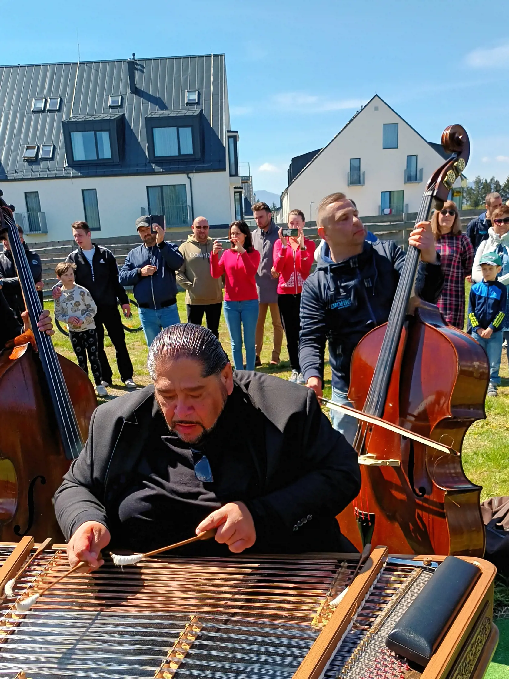 NaNa snímke Ernest Šarközi z orchestra Cigánski diabli  hrajá na cimbale počas pokusu o nový slovenský rekord. Na jednom mieste zahralo naraz 31 cimbalistov pieseň „Darmo ma mamičko“ a zapísali sa tak do Knihy Slovenských rekordov. Liptovský Mikuláš 1. mája 2023. FOTO TASR - Michal Svítok