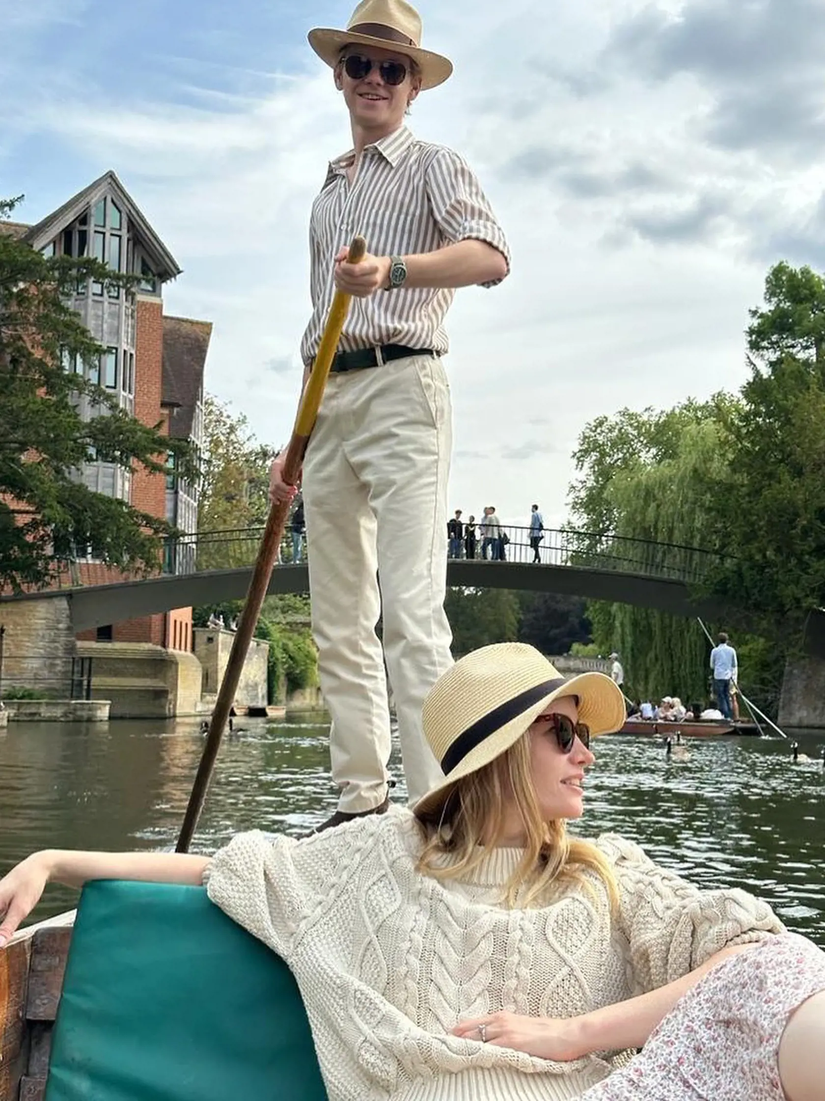 Pár vyzerá romanticky nádherne... Hodia sa k sebe, akoby stále hrali vo filme.