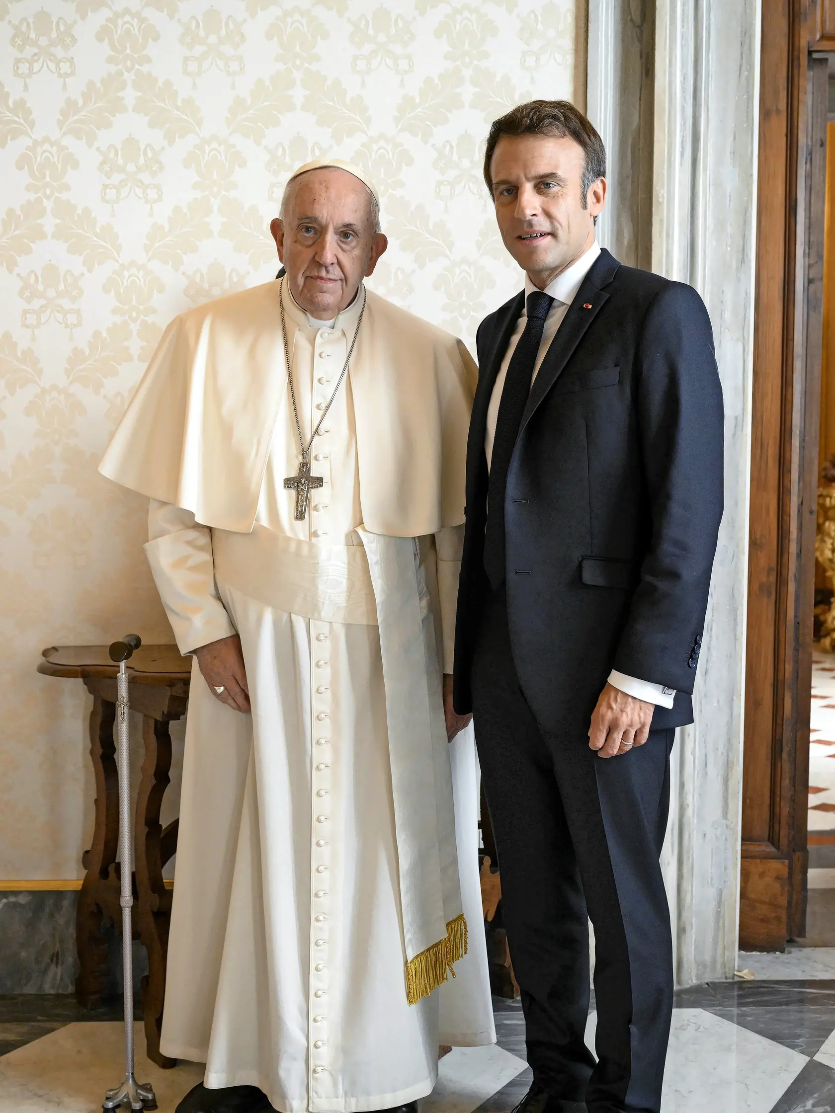Emmanuel Macron prisľúbil, že takisto príde vzdať hold pápežovi.