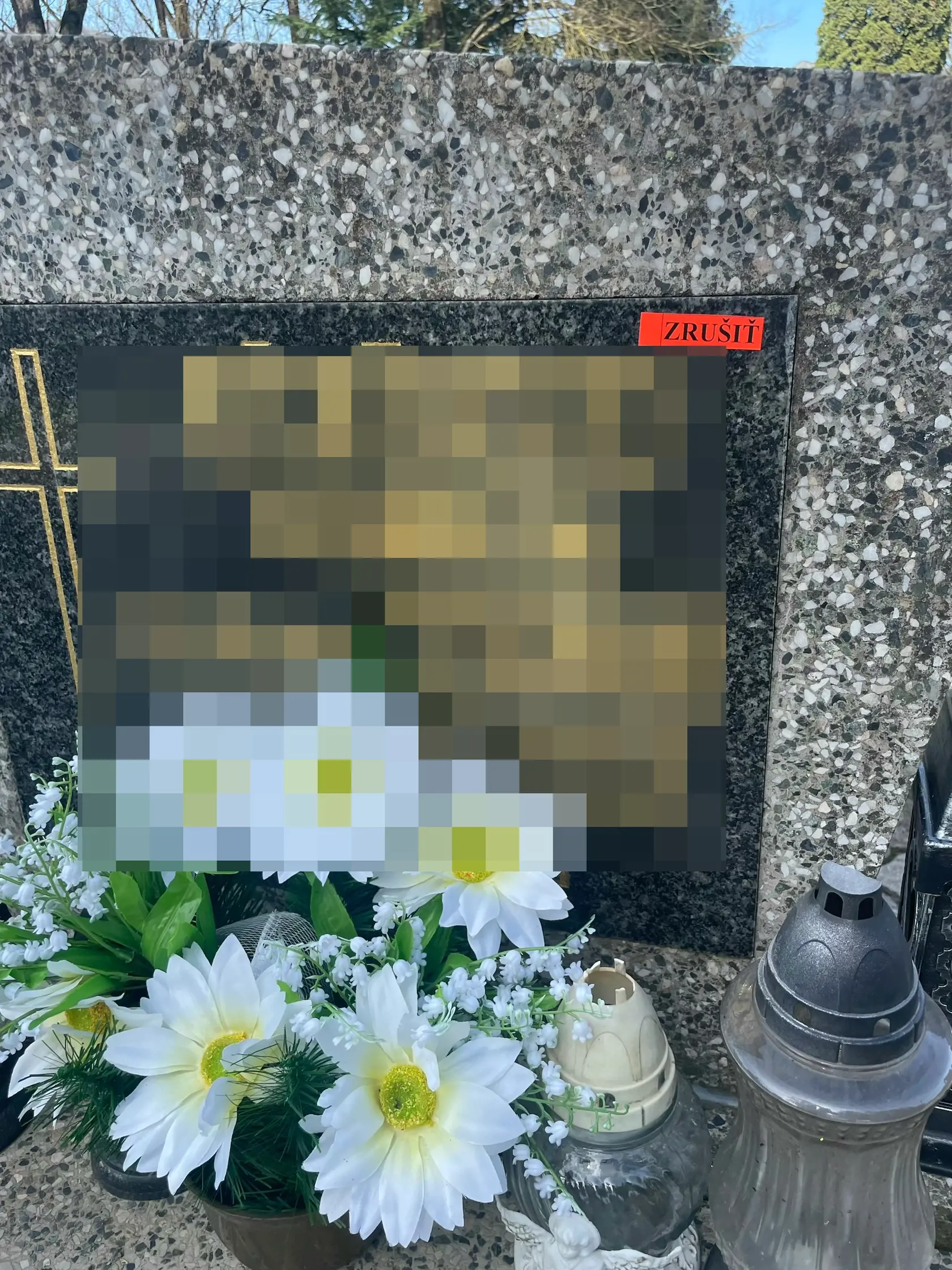 Hrobové miesta, ktoré sa majú zrušiť, označujú takýmto spôsobom. Pri starších hroboch však zvolili iný spôsob - ich posprejovaním.