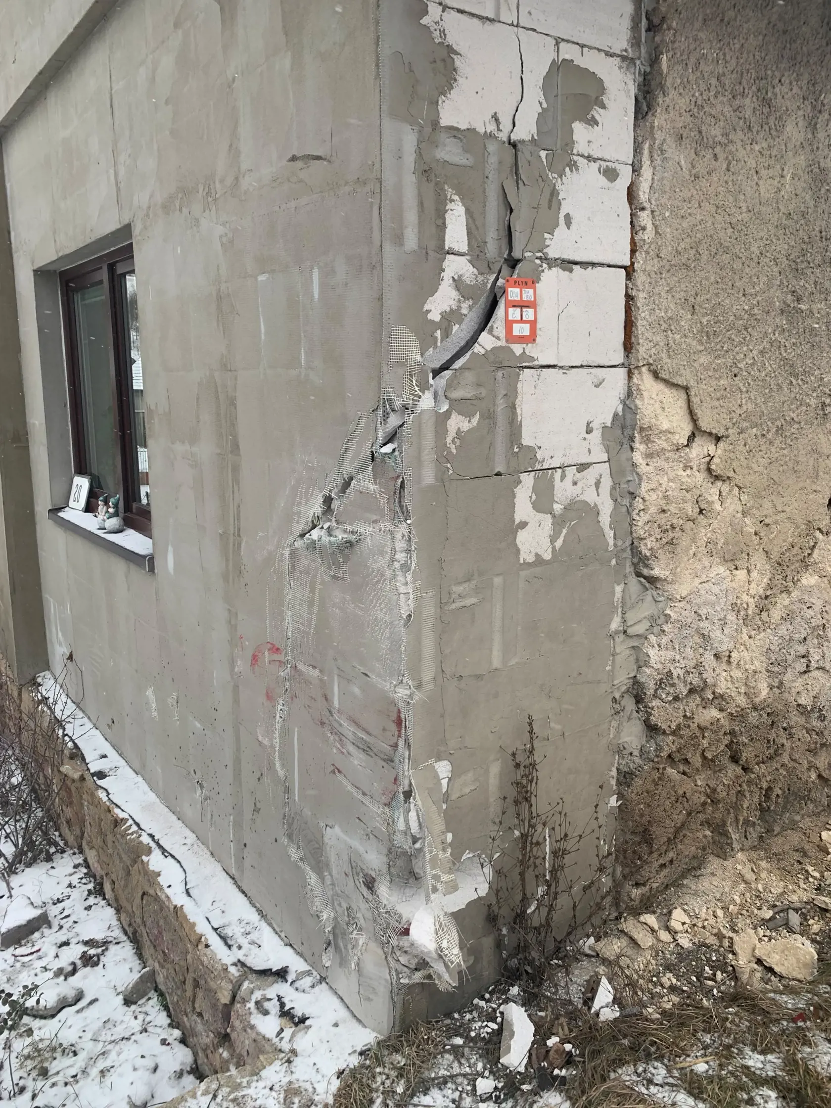 Neskúsený mladý vodič dostal potom, ako predbiehal a prešiel ľavotočivú zákrutu šmyk a vrazil rovno do tohto domu.