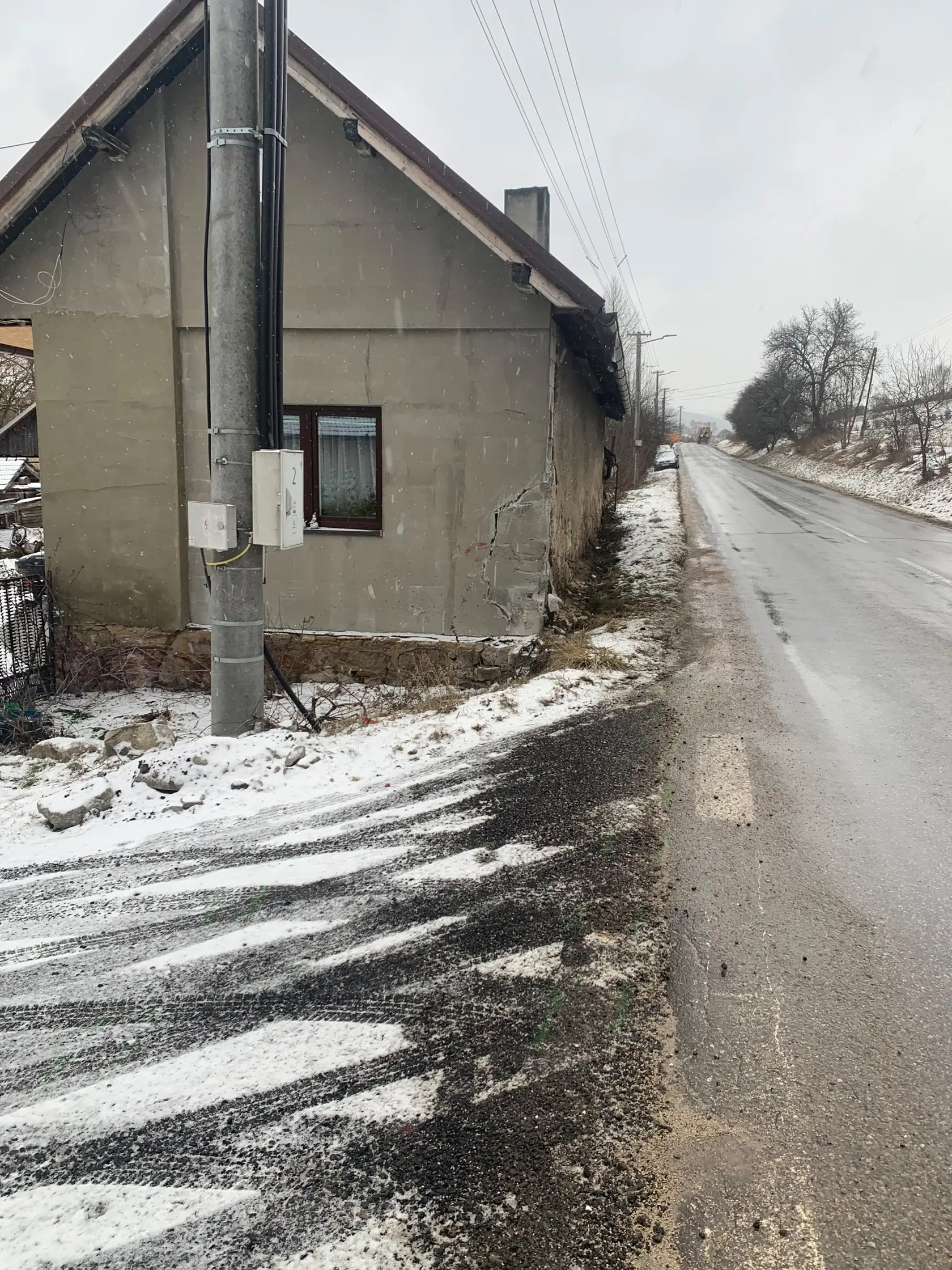 Neskúsený mladý vodič dostal potom, ako predbiehal a prešiel ľavotočivú zákrutu šmyk a vrazil rovno do tohto domu.