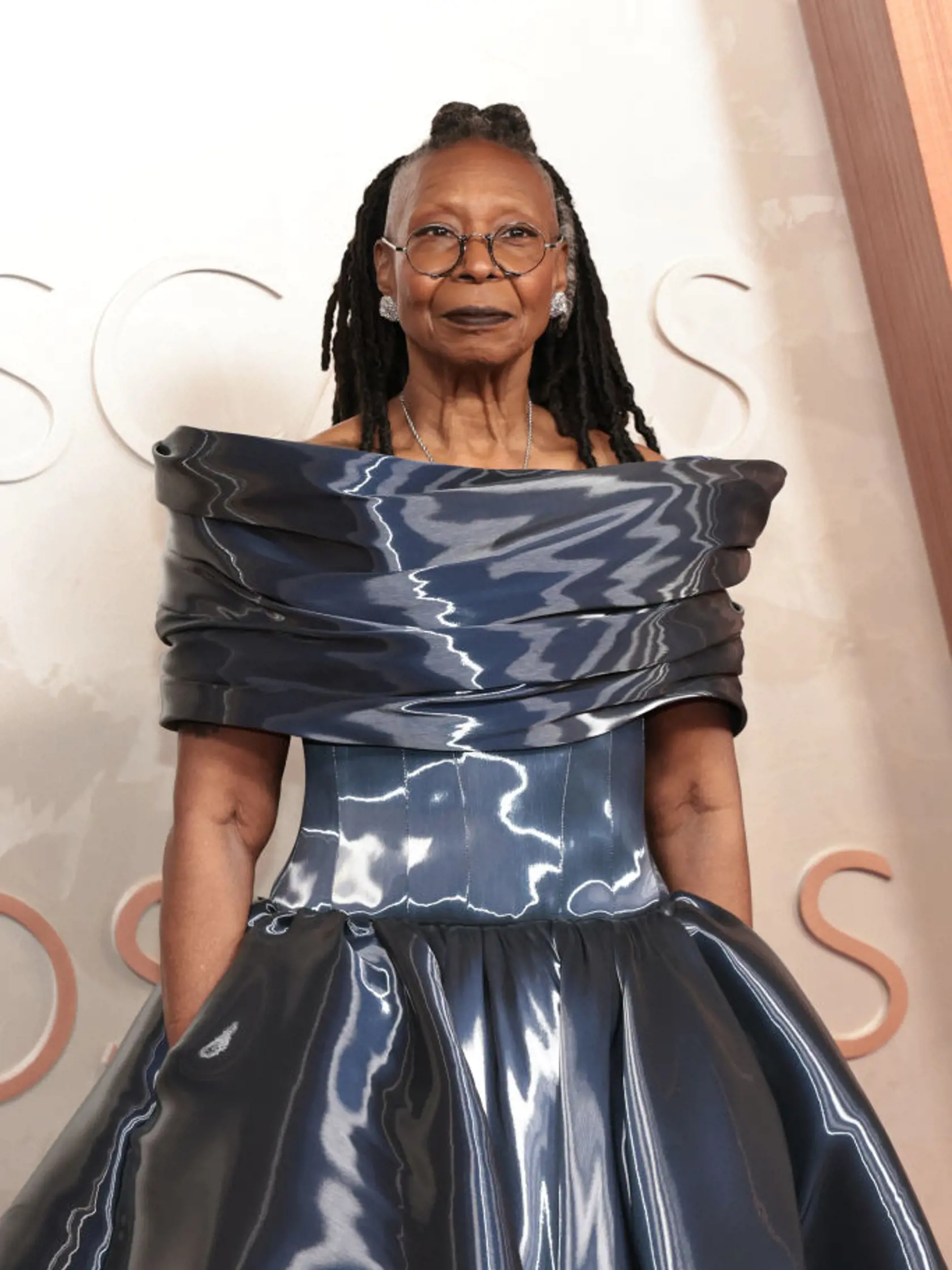 Herečka Whoopi Goldberg vyzerala v lesklých šatách ako pripravená na vesmírnu misiu.