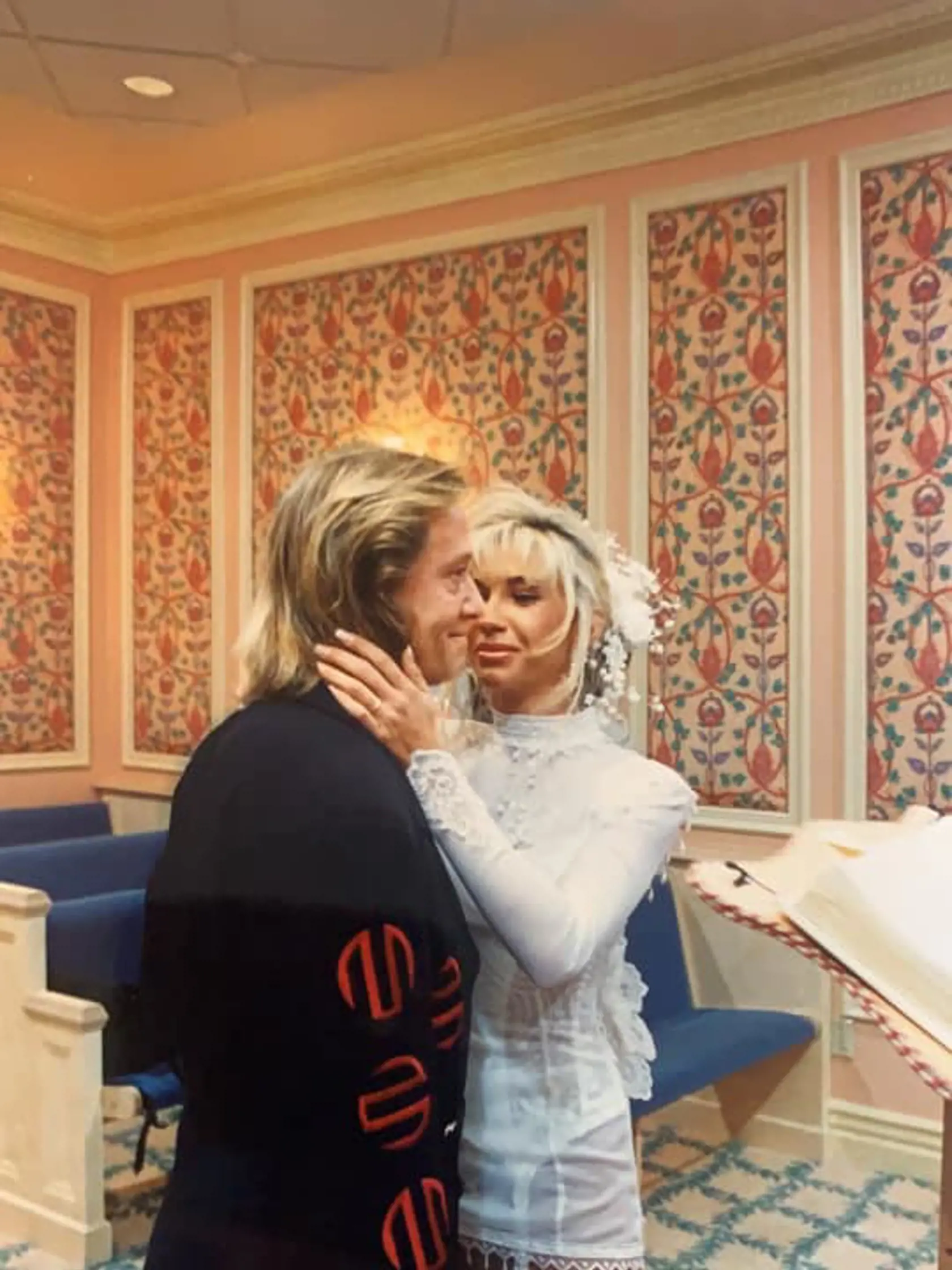 Carmen a Rooobert sa vzali v Las Vegas v roku 1995. Carmen mala oblečené krátke biele minišaty a podväzky.