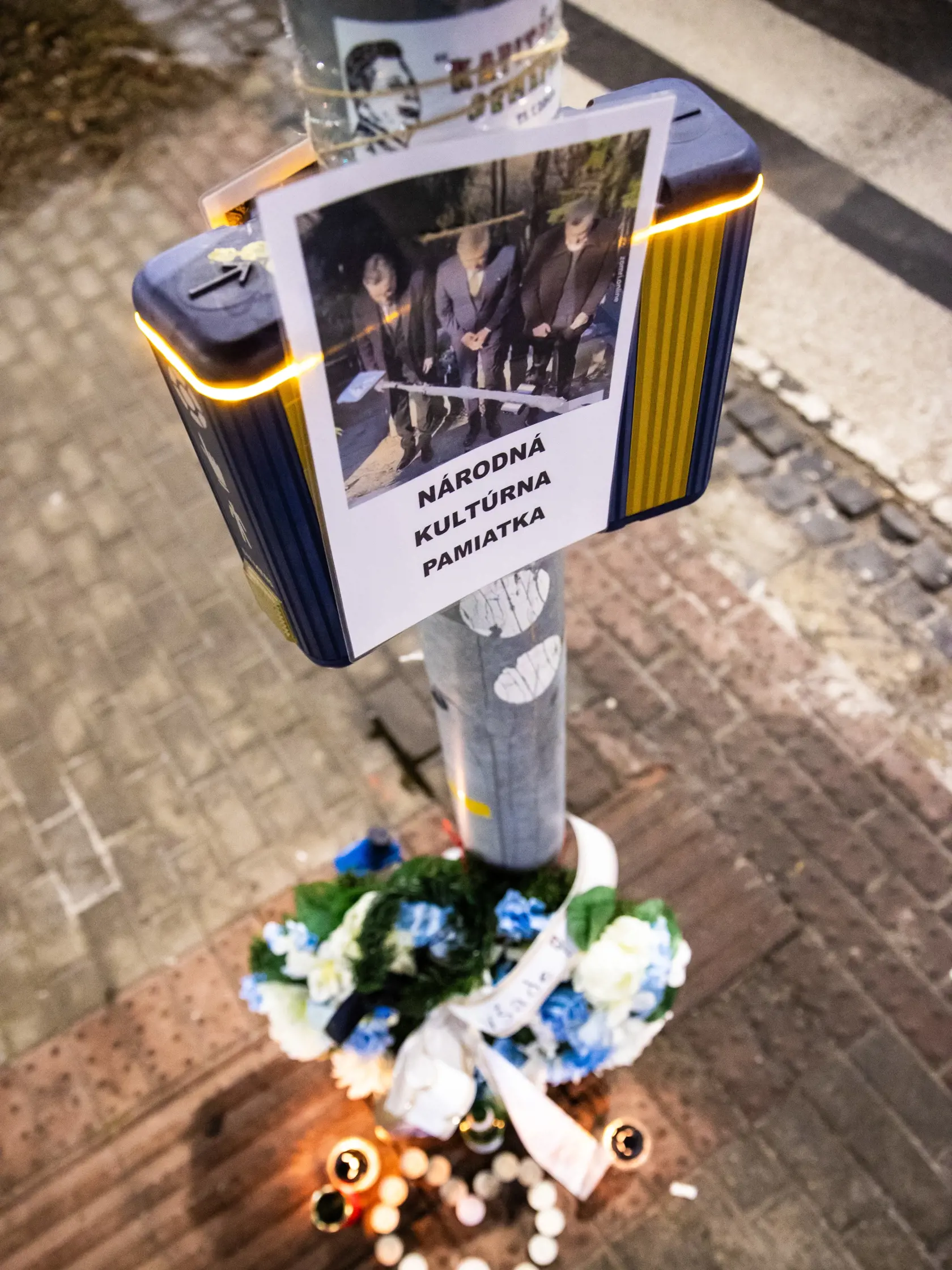 Pod semafor do ktorého narazil autom Andrej Danko ľudia začali nosiť sviečky a kahance.
