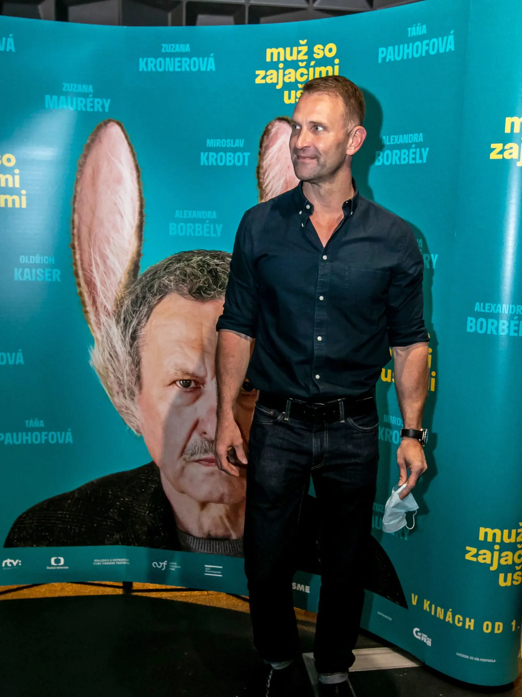 Na snímke sú príchody do kina v Bory maall na premiéru filmu: Muž so zajačími ušami. 