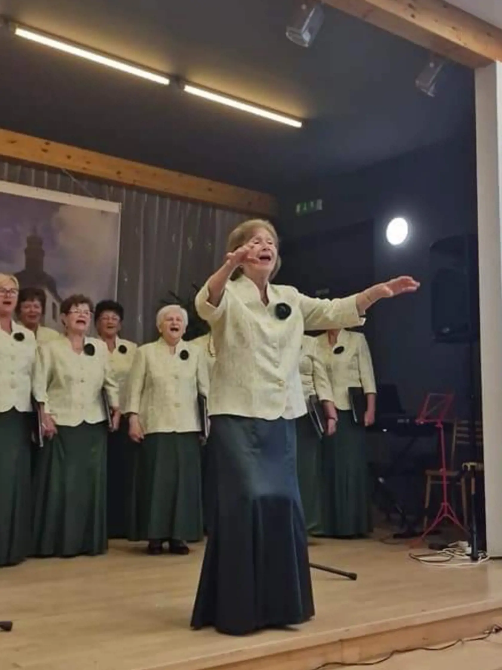 Helena Okelová, vedúca osobnosť spevokolu, je neter 106 ročnej Gizky Dvončovej.