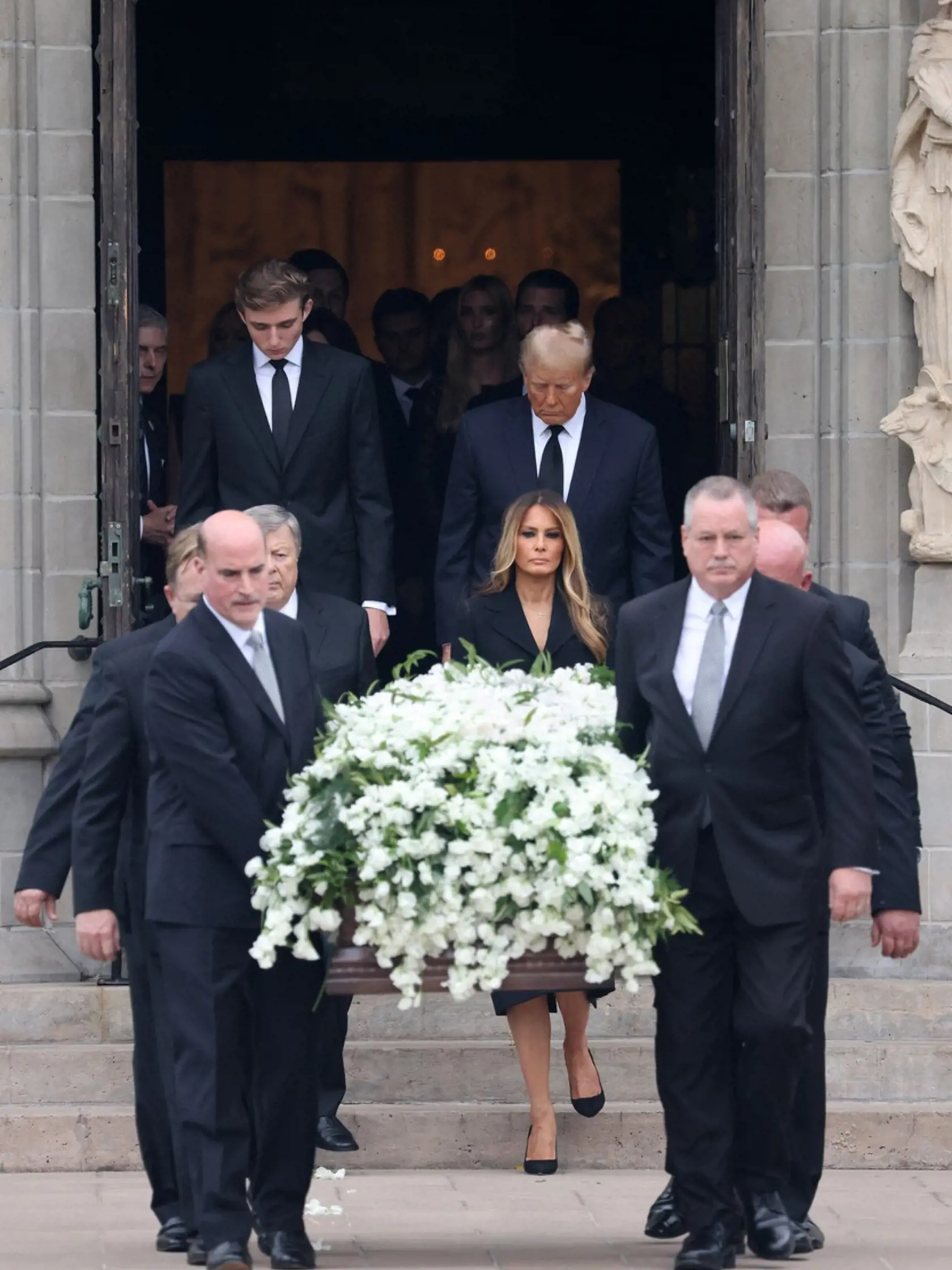 Melania odprevadila svoju milovanú mamu Amajilu Knavs na poslednej rozlúčke.