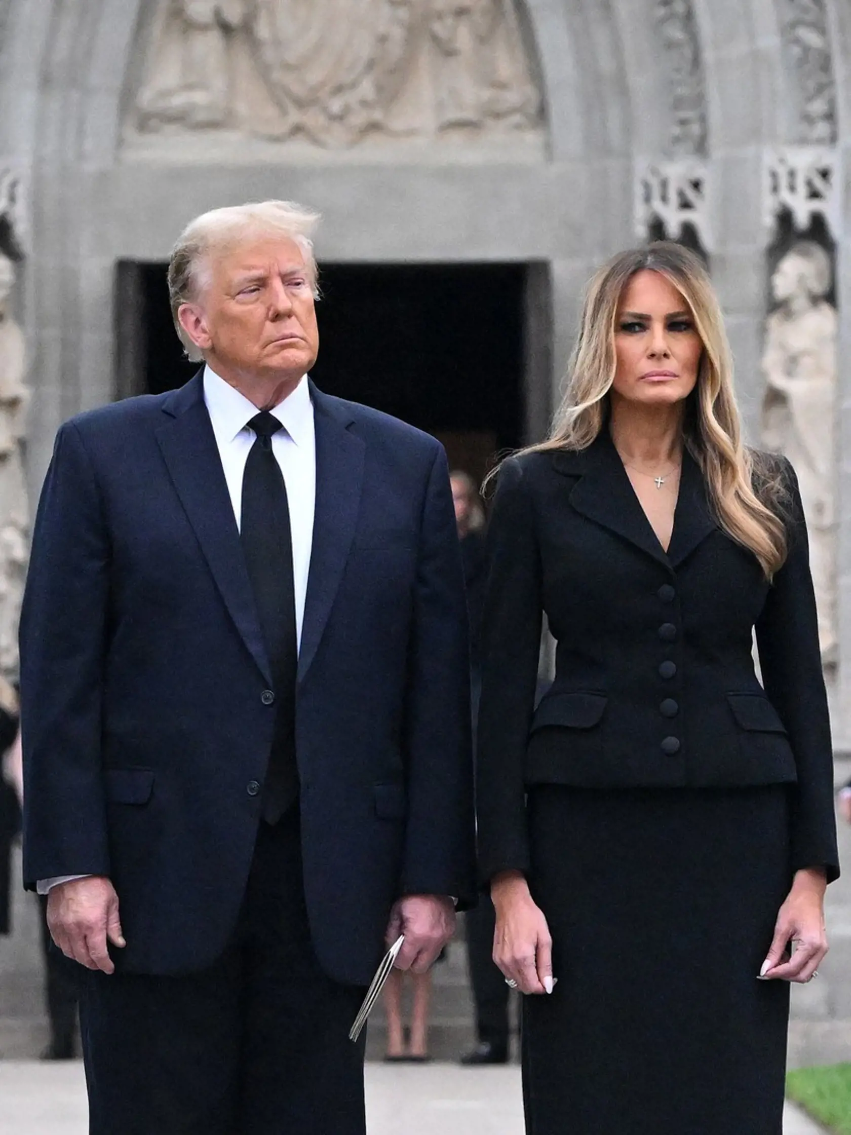 Melania odprevadila svoju milovanú mamu Amajilu Knavs na poslednej rozlúčke.