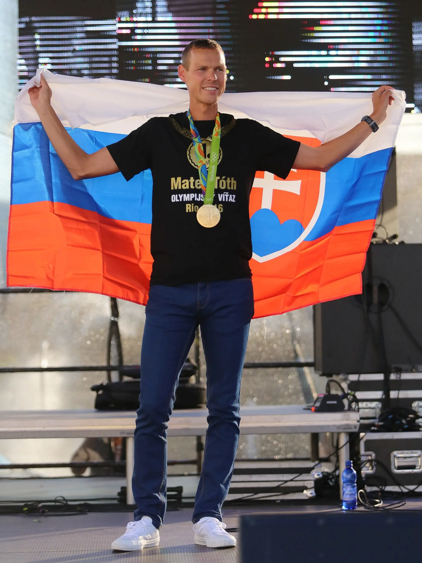Matej Tóth so slovenskou vlajkou počas v Banskej Bystrici.