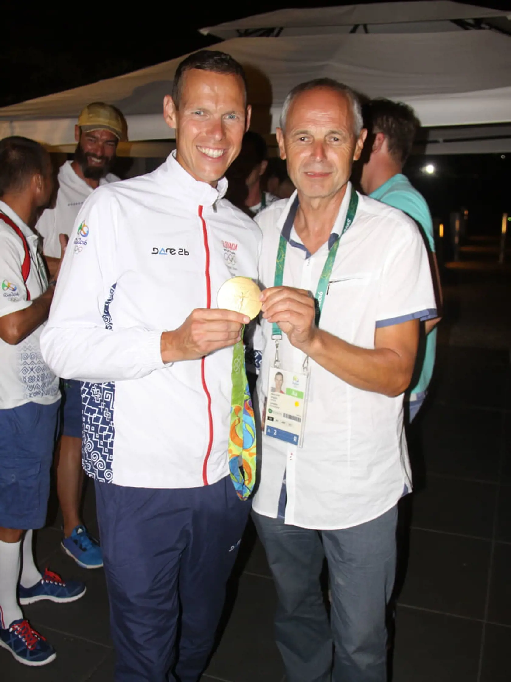 Matej Tóth s otcom Viliamom a zlatou medailou.