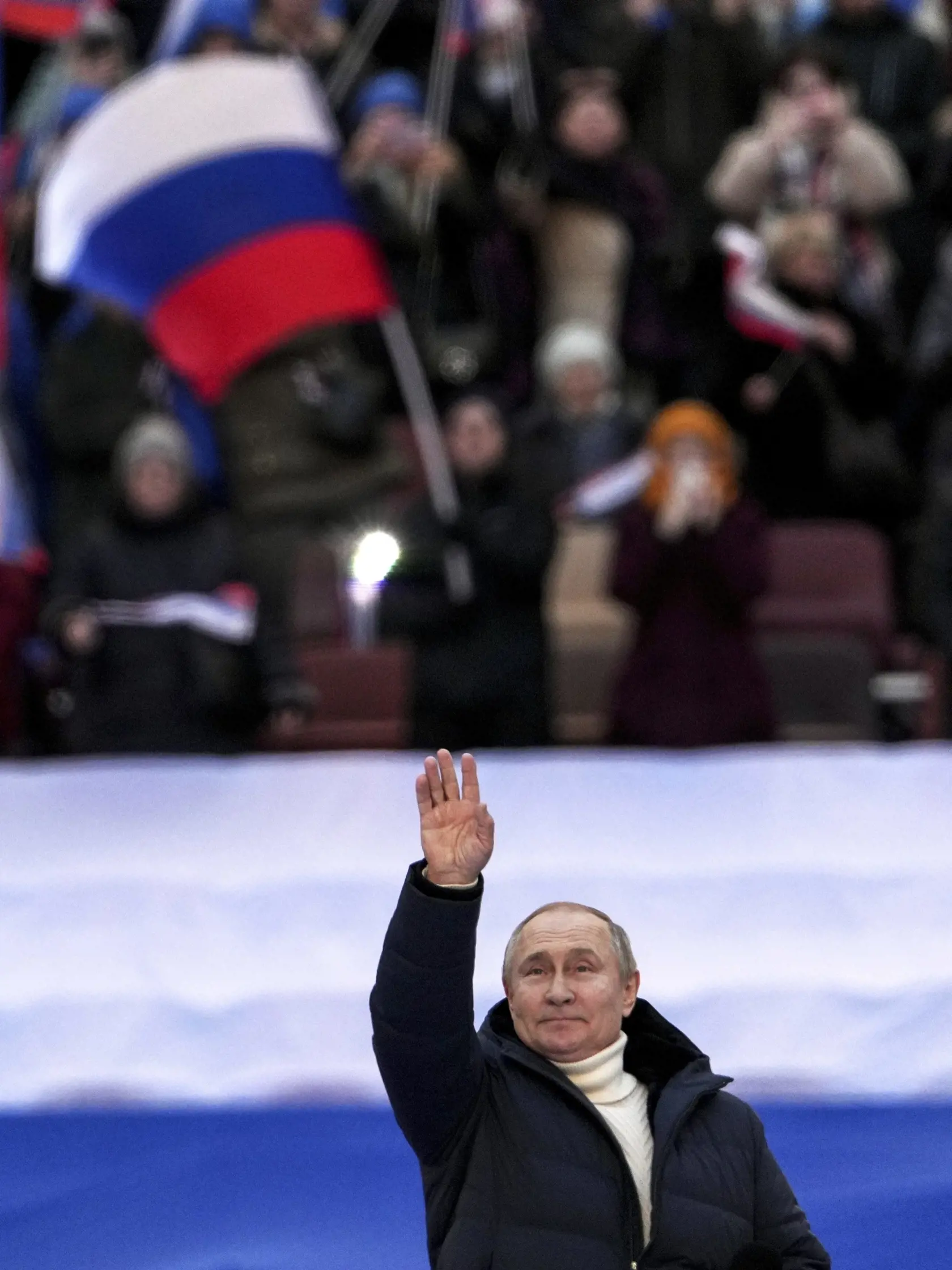 JB 16 Moskva - Ruský prezident Vladimir Putin  máva ľuďom po jeho prejave na koncerte, ktorý sa konal pri príležitosti ôsmeho výročia vyhlásenia Krymskej republiky a mesta Sevastopoľ za subjekty Ruskej federácie v Moskve v piatok 18. marca 2022. FOTO TASR/AP 

Russian President Vladimir Putin wave people after delivering his speech at the concert marking the eighth anniversary of the referendum on the state status of Crimea and Sevastopol and its reunification with Russia, in Moscow, Russia, Fri