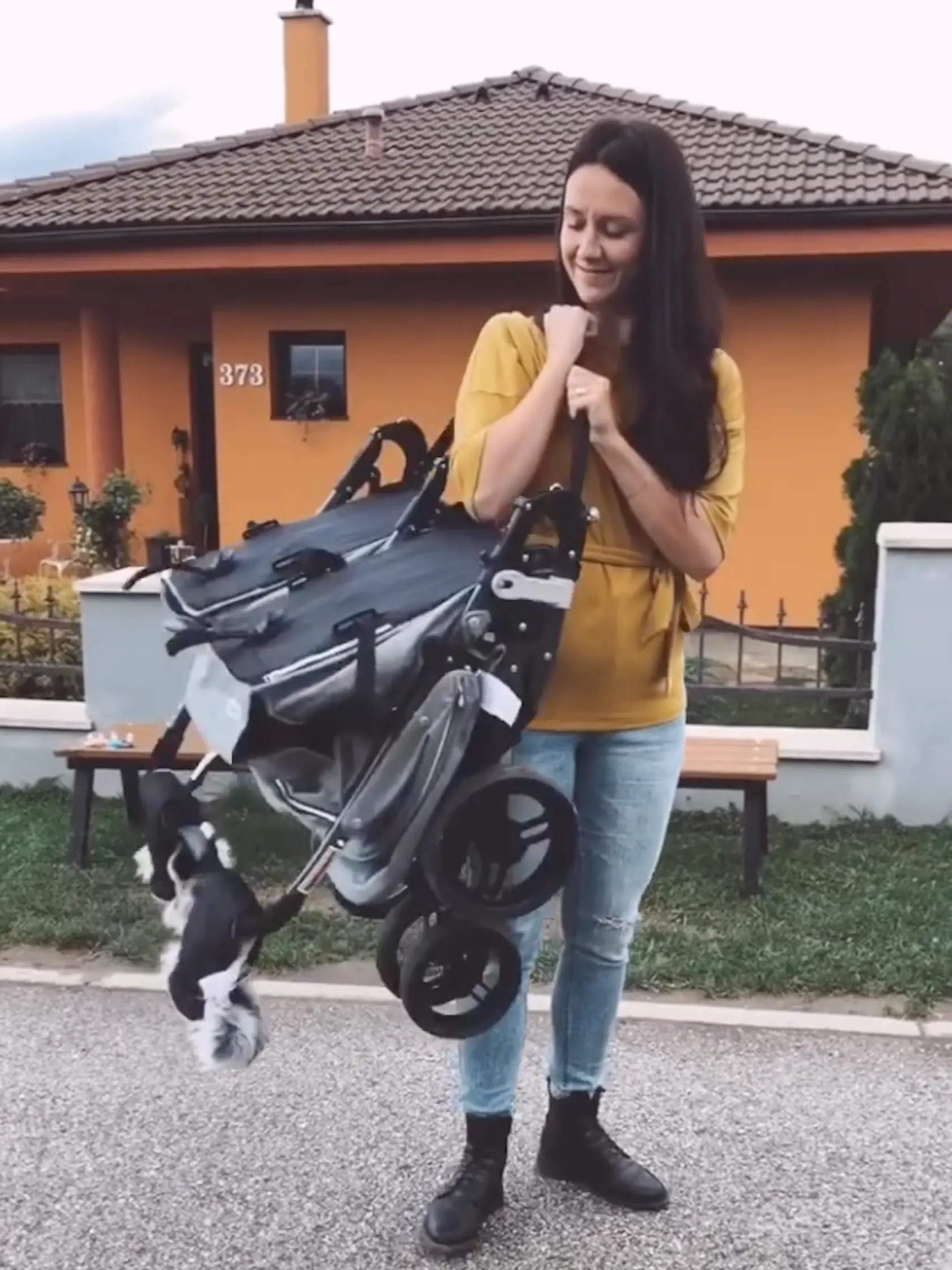 Matka štvorčiat musí mať k dispozícii kočiar, ktorý dokáže ľahko ovládať a zaniesť.