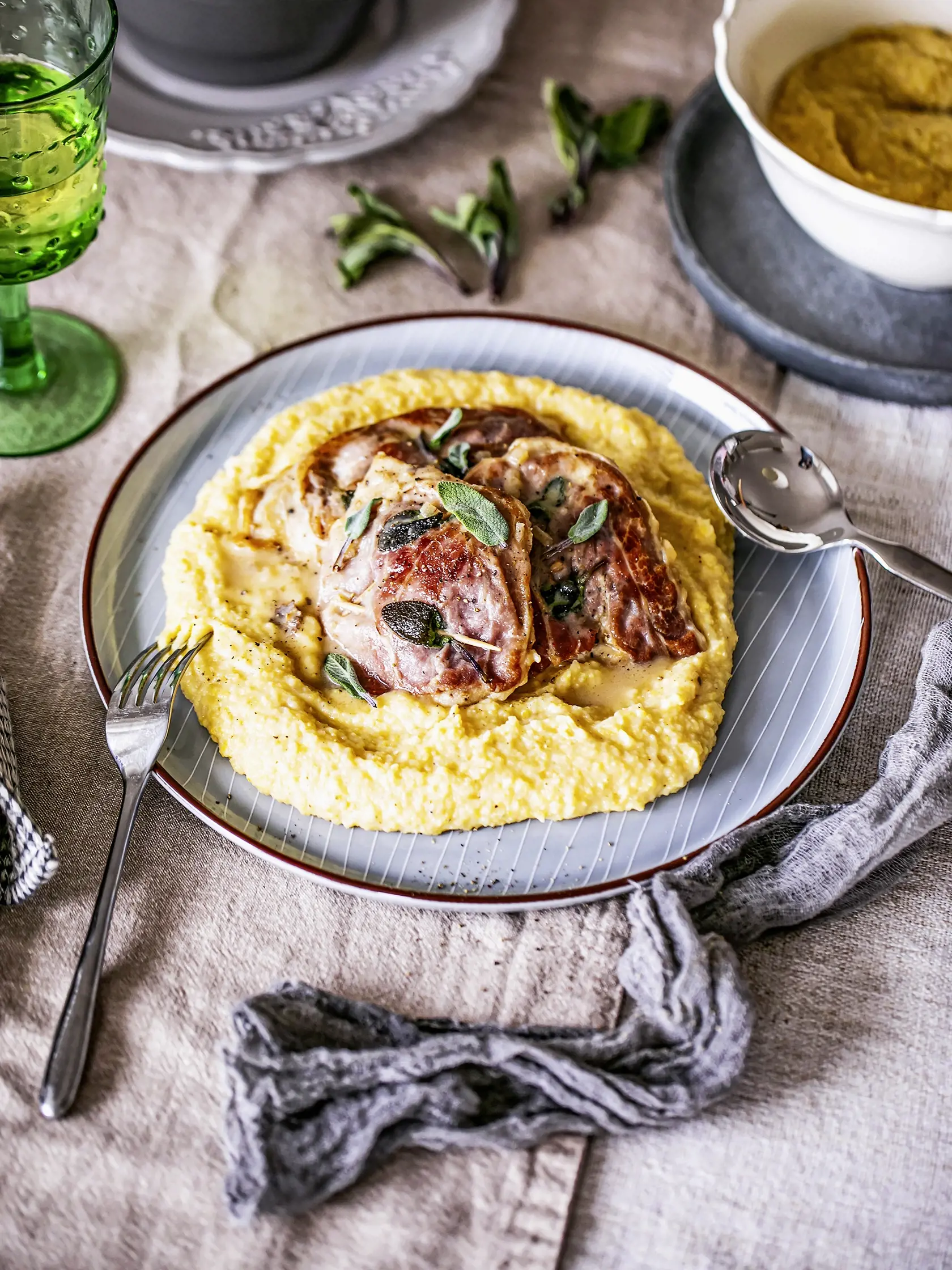Saltimbocca s parmezánovou polentou