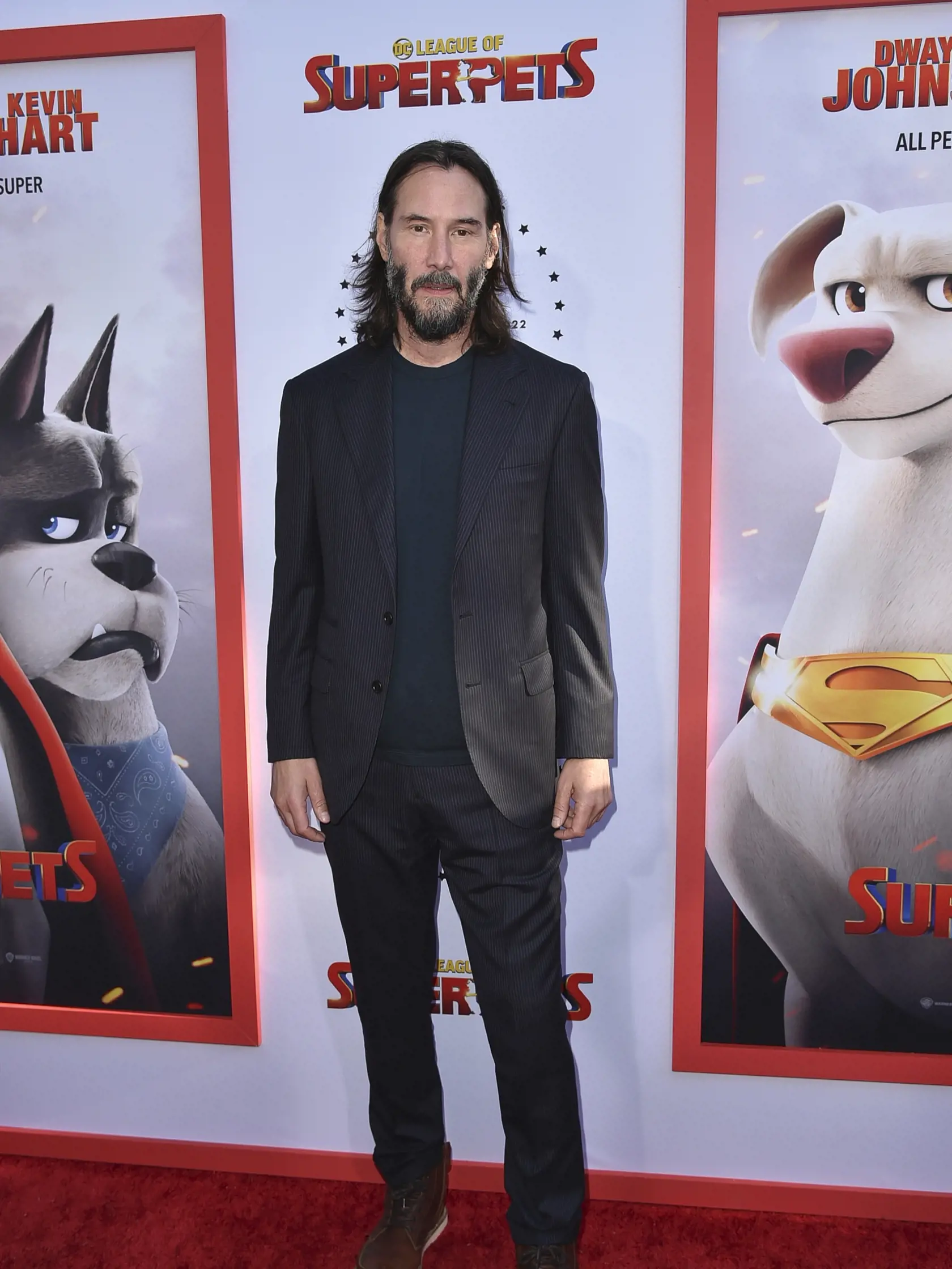 EBE 11 Los Angeles - Na snímke kanadský herec Kranu Reeves (vo filme Bruce Wayne / Batman, ostražitý superhrdina, ktorý chráni Gotham City) prichádza na premiéru amerického počítačovo animovaného komediálneho filmu DC Liga superzvierat (DC League of Super-Pets) produkcie spoločnosti Warner Animation Group v kine AMC The Grove 14 v americkom Los Angeles v noci na 14. júla 2022. FOTO TASR/AP

Keanu Reeves arrives at the premiere of "DC League of Super-Pets" on Wednesday, July 13, 2022, at The Grov