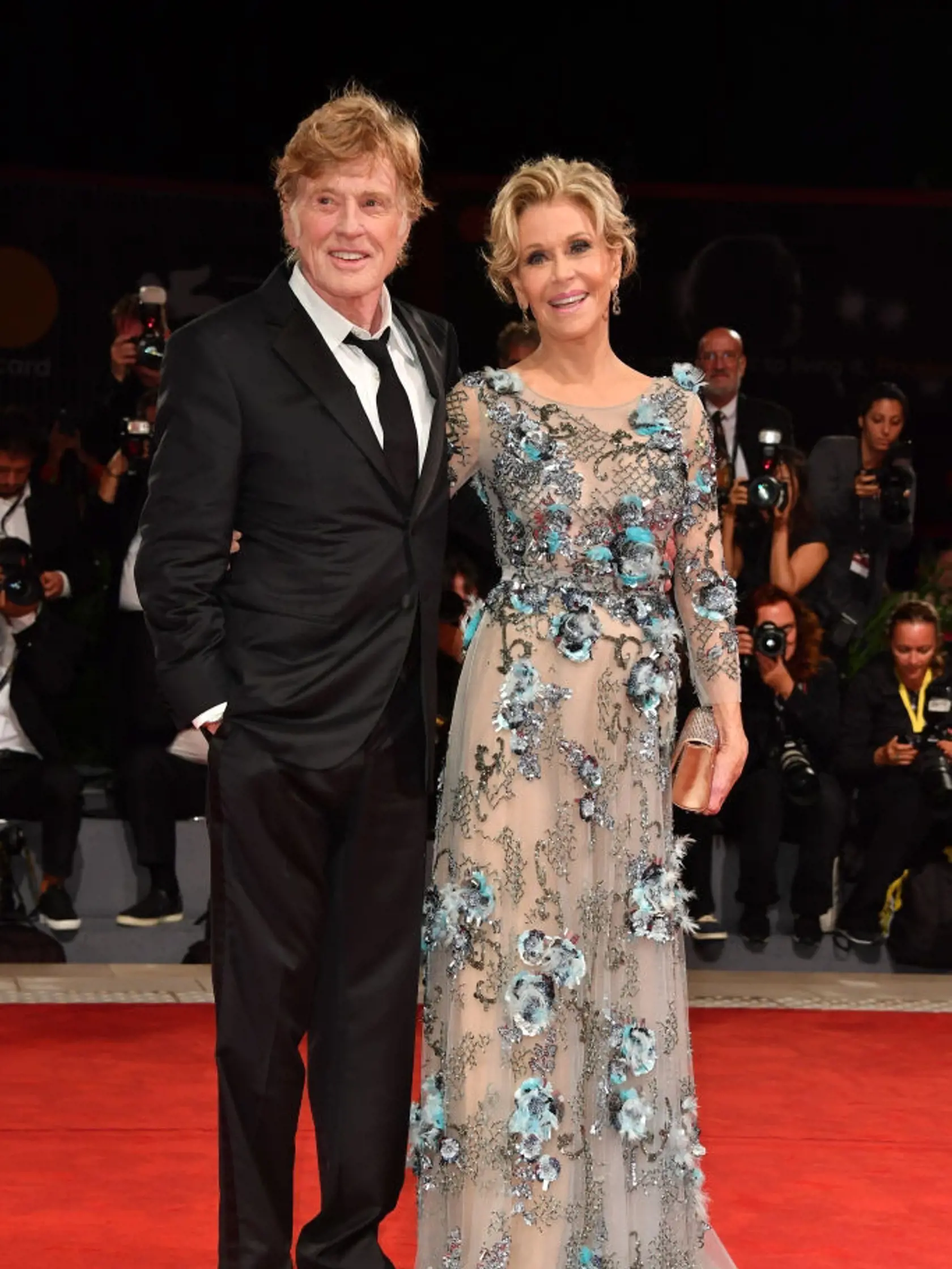 Jane Fonda (79) a Robert Redford (81) – Obe herecké ikony dostali čestné ocenenie Zlaté levy za celoživotný prínos, ktoré si prevzali pred premietaním filmu Our Souls at Night. V tejto snímke si zahrali zamilovaných susedov. ´Chcel som bezpodmienečne znova pracovať s Jane pred tým, ako zomriem,´ odznelo z úst Redforda na tlačovej konferencii. Obaja boli štýlovo nahodení a Jane okúzlila vo vzorovaných šatách. Nejeden fanúšik ťažko uverí tomu, že je herečka rok pred osemdesiatkou.