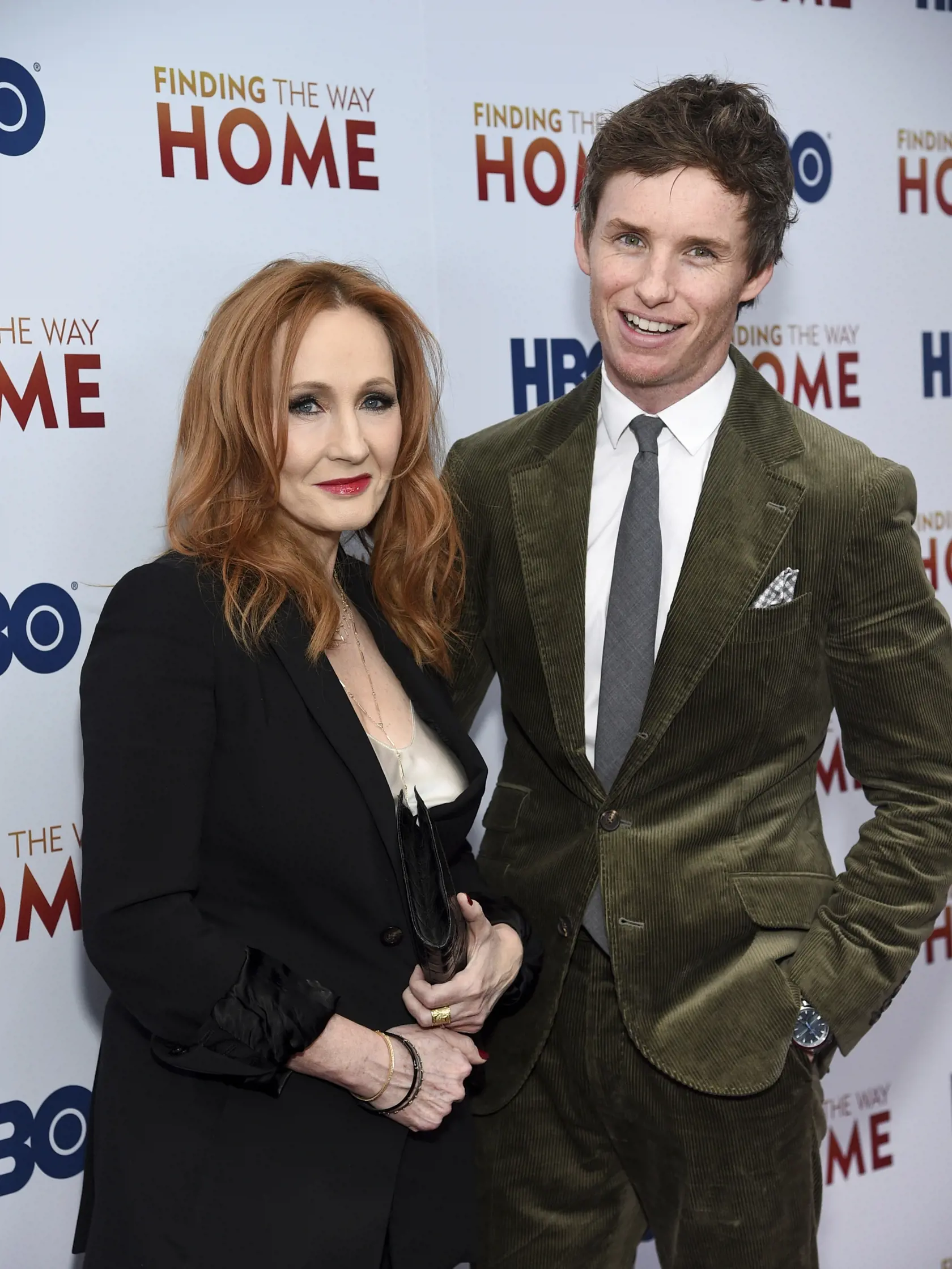 EBE 20 New York - Na snímke zľava spisovateľka a zakladateľka nadácie Lumos J. K. Rowlingová a herec Eddie Redmayne prichádzajú na premiéru dokumentu spoločnosti HBO Finding the Way Home v New Yorku v noci na 12. decembra 2019. FOTO TASR/AP
Author and Lumos Foundation founder J.K. Rowling, left, and actor Eddie Redmayne attend the HBO Documentary Films premiere of "Finding the Way Home" at 30 Hudson Yards on Wednesday, Dec. 11, 2019, in New York. (Photo by Evan Agostini/Invision/AP)