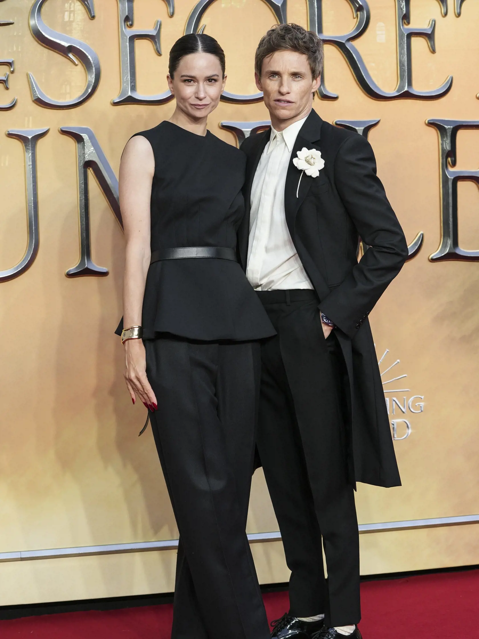 EBE Londýn - Na snímke zľava britsko-americká herečka Katherine Waterstonová a britský herec Eddie Redmayne prichádzajú na svetovú premiéru fantastického filmu Fantastické zvery: Grindelwaldove zločiny, ktorý je pokračovaním filmu Fantastické zvery z pera J. K. Rowlingovej v Londýne 29. marca 2022. FOTO TASR/AP

Katherine Waterston, left, and Eddie Redmayne pose for photographers upon arrival at the World premiere of the film 'Fantastic Beasts: The Secrets of Dumbledore' in London Tuesday, March