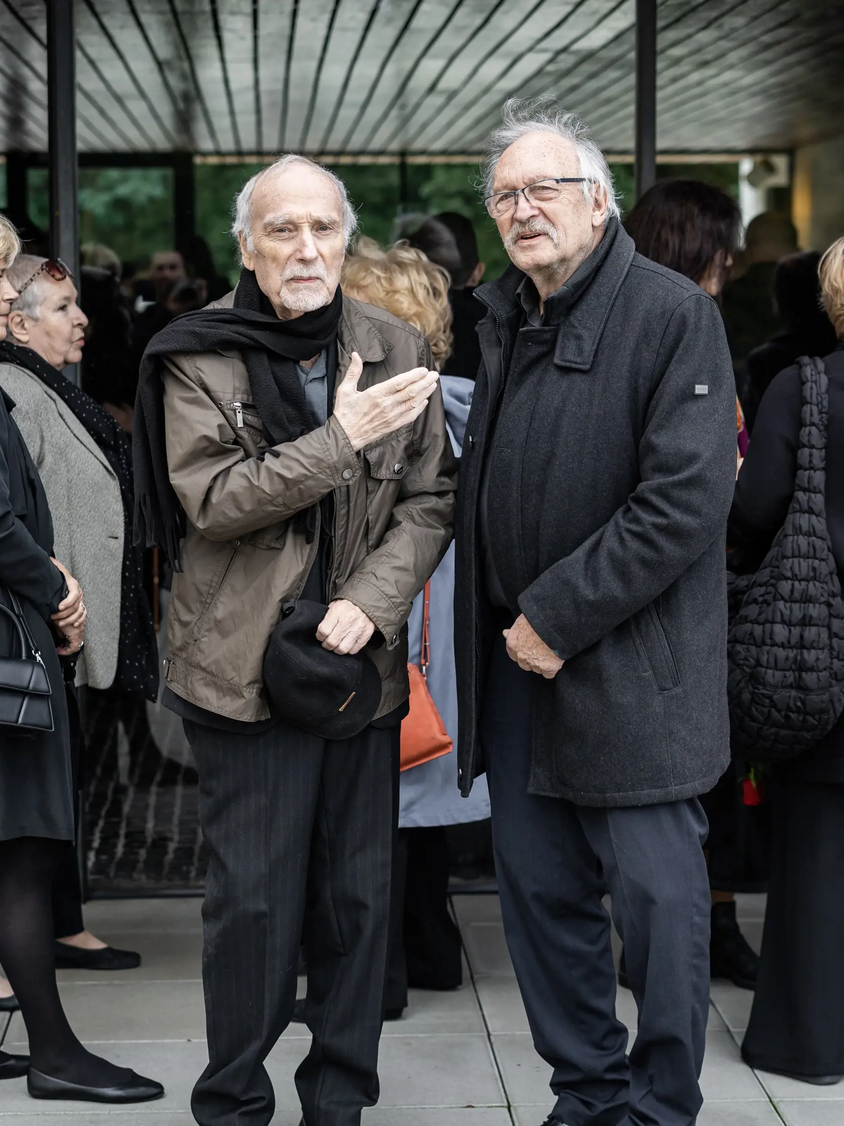Posledná rozlúčka s herečkou Evou Rysovou v bratislavskom krematóriu. Na snímke František Kovár a Ivan Letko.