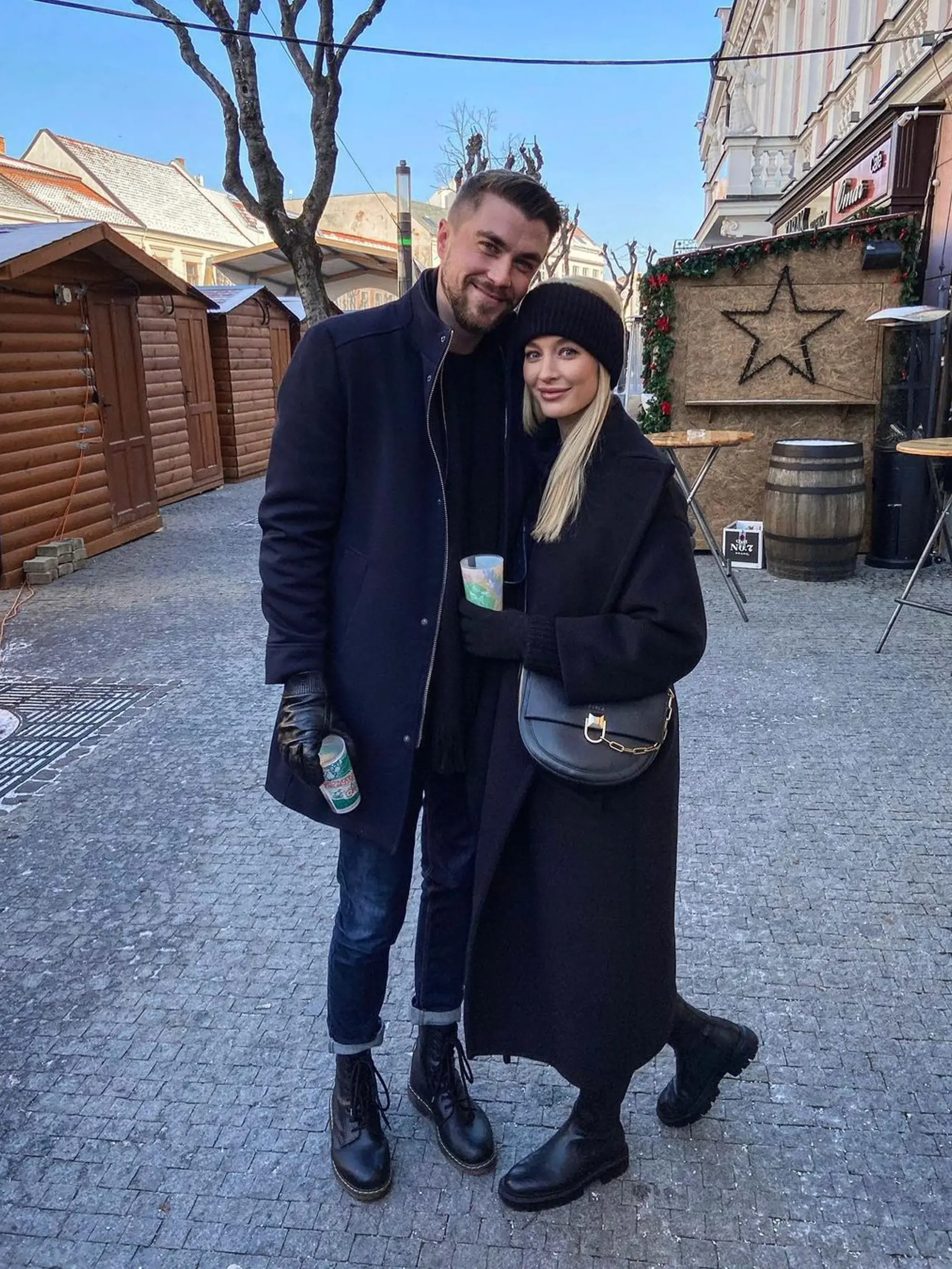 Dárius tvoril pár s atraktívnou blondínkou.
