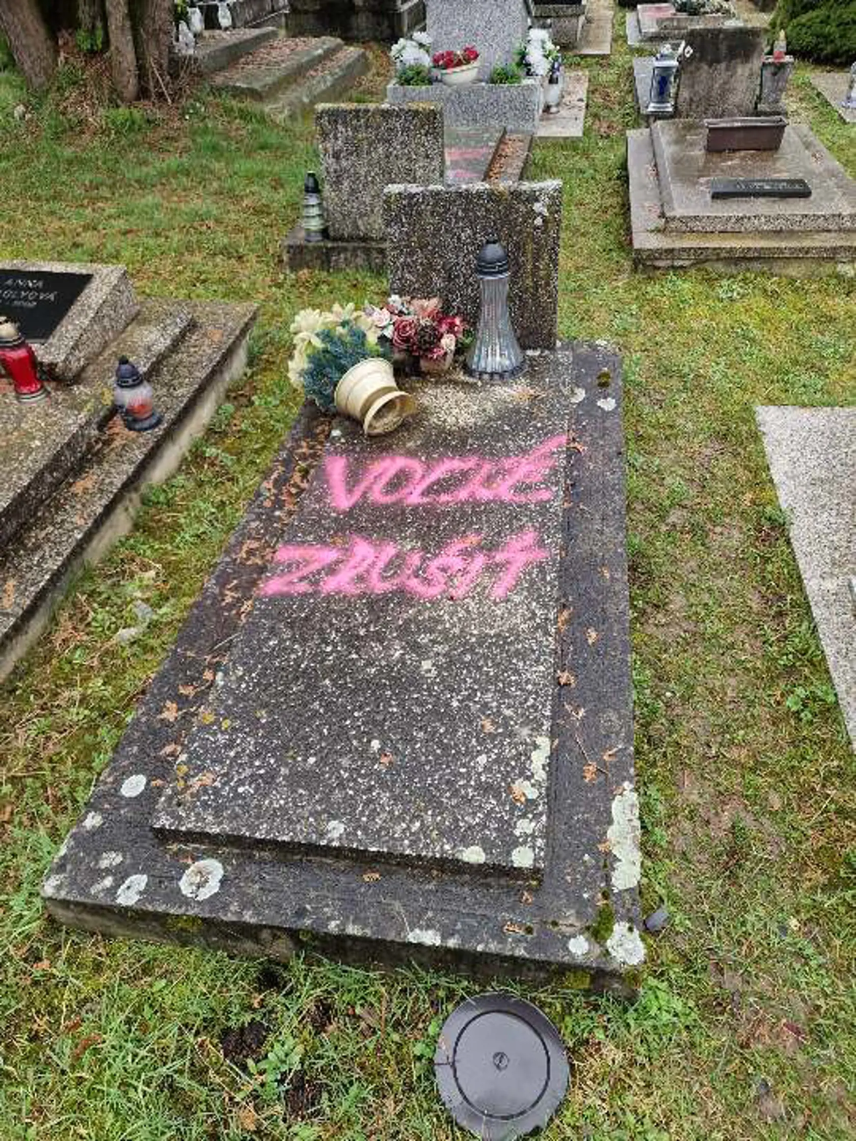 Takto vyzerajú hroby v Revúcej.