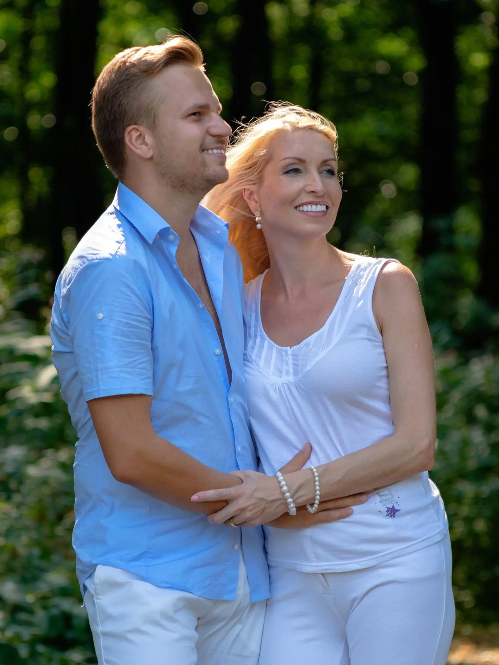 Spevák Martin Chodúr a jeho partnerka Ivona Selníková.