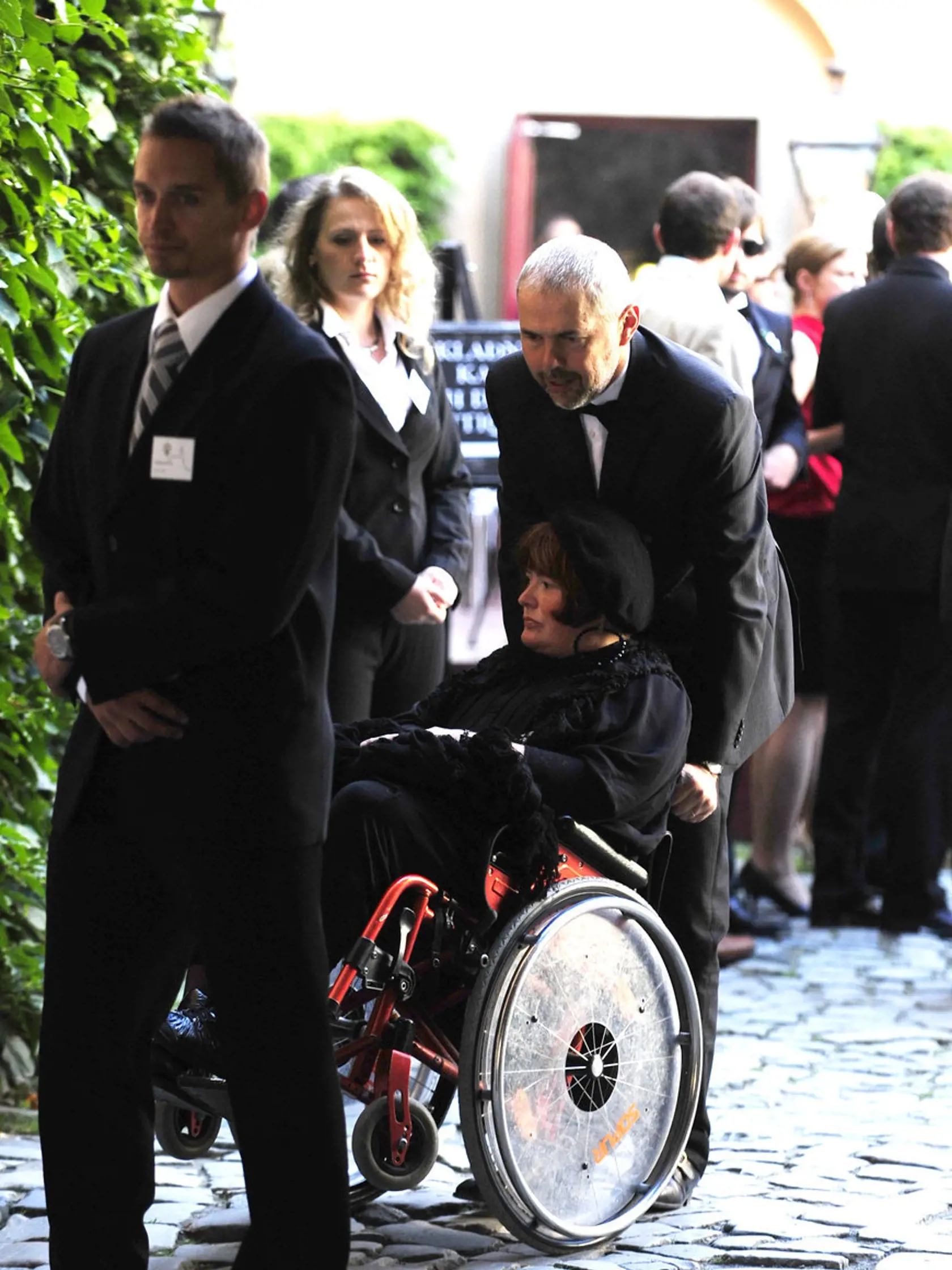 Právem ceněný moderátor Marek Eben přijel na svatbu i s invalidní manželkou. A spolu s ní oné probírané laťce noblesy dostáli. Paní Markéta rozhodně měla šarmu na rozdávání. 