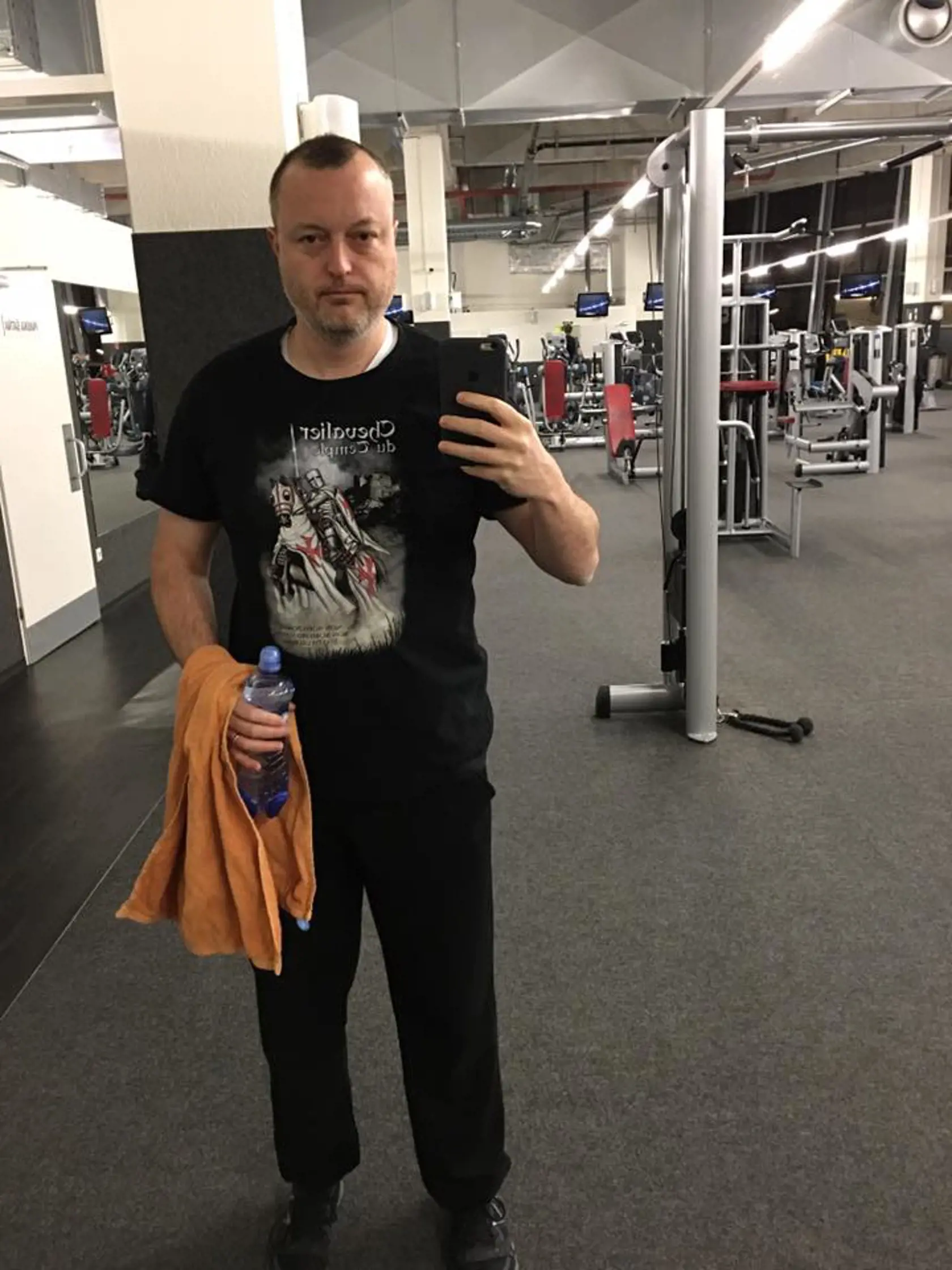 Minister práce Milan Krajniak (Sme rodina) si dáva do tela.