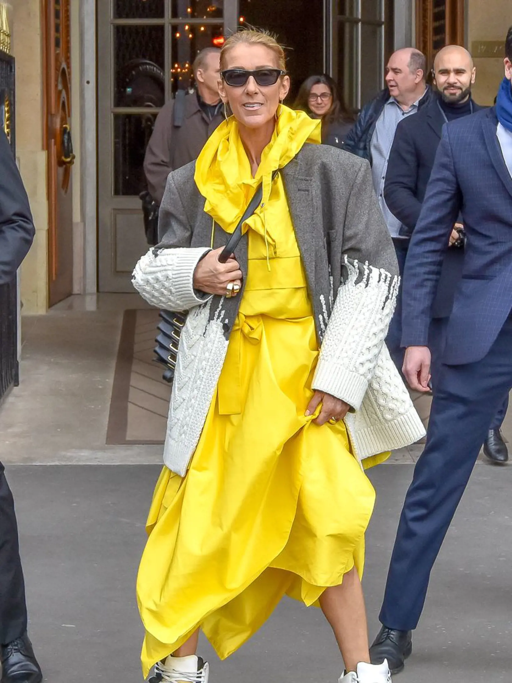Celine Dion je viditeľne vychudnutá, avšak rozhodne jej nechýba štýl. 