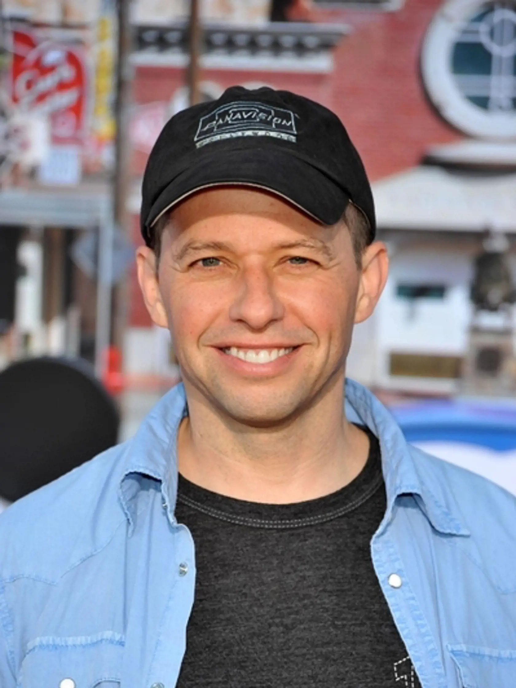 Herec Jon Cryer mal na cyklistickom maratóne nehodu. Sám si želal, len aby nespadol na hlavu.