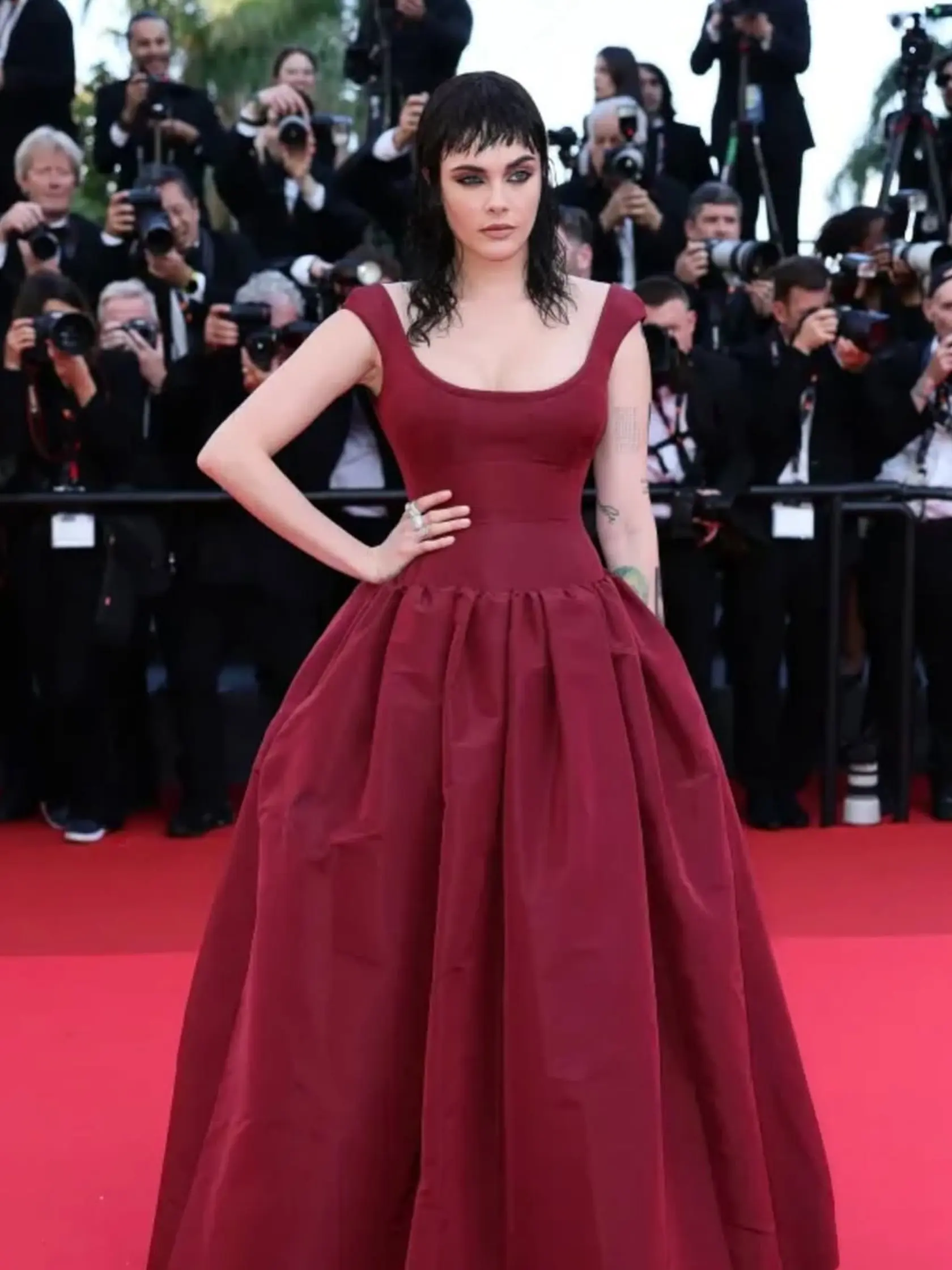 Filmový festival v Cannes je známy extravagantnými róbami, ktoré predvádzajú celebrity. Nahé róby však tento rok boli zakázané. 