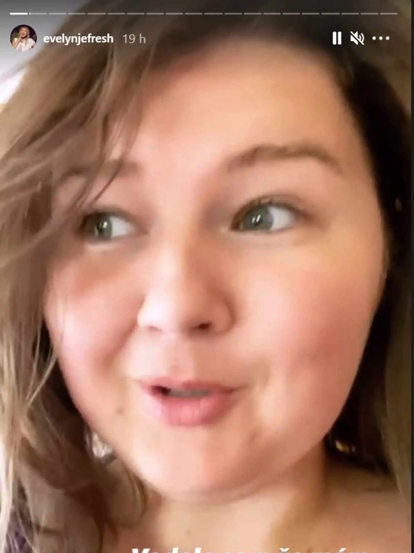 Z Evelyn je krátkovlasá brunetka.