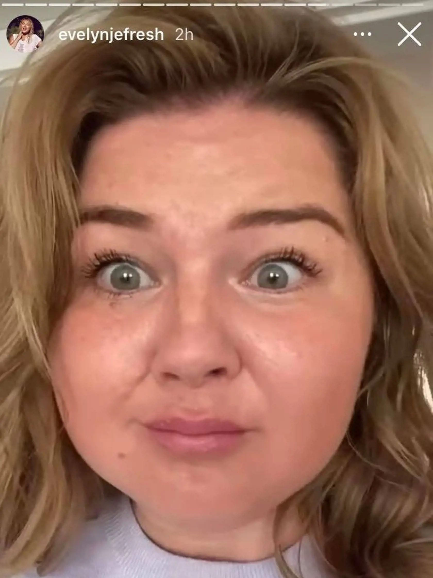Apríl 2021: Evelyn zmenila farbu vlasov a mierne si dala upraviť pery.