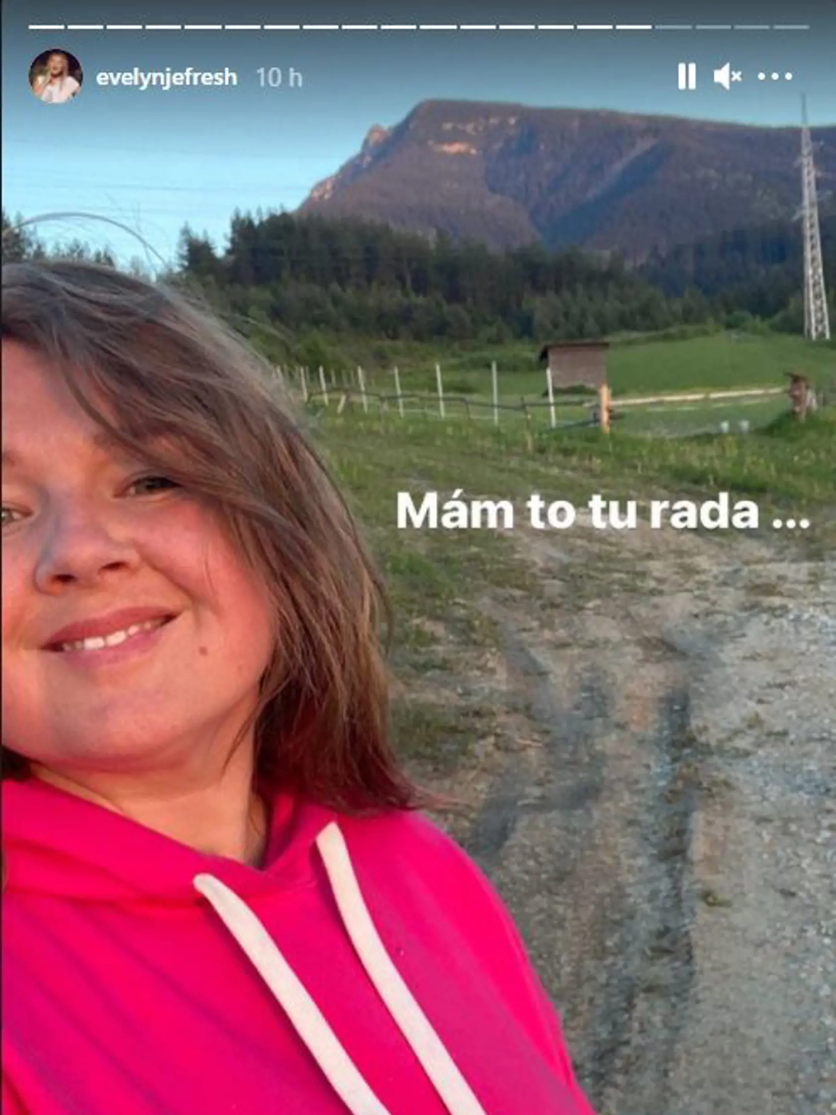 Z Evelyn je krátkovlasá brunetka.
