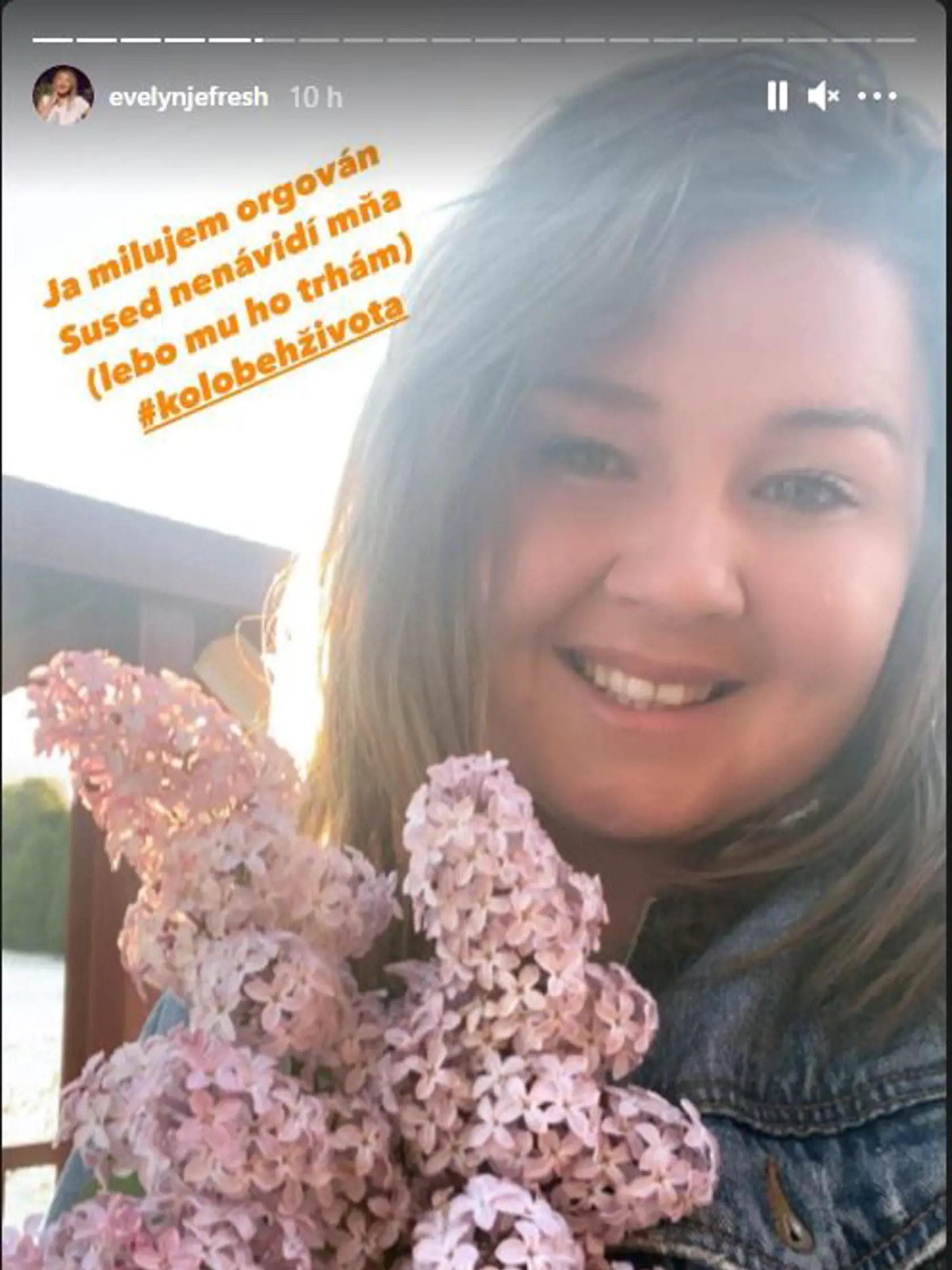 Z Evelyn je krátkovlasá brunetka.