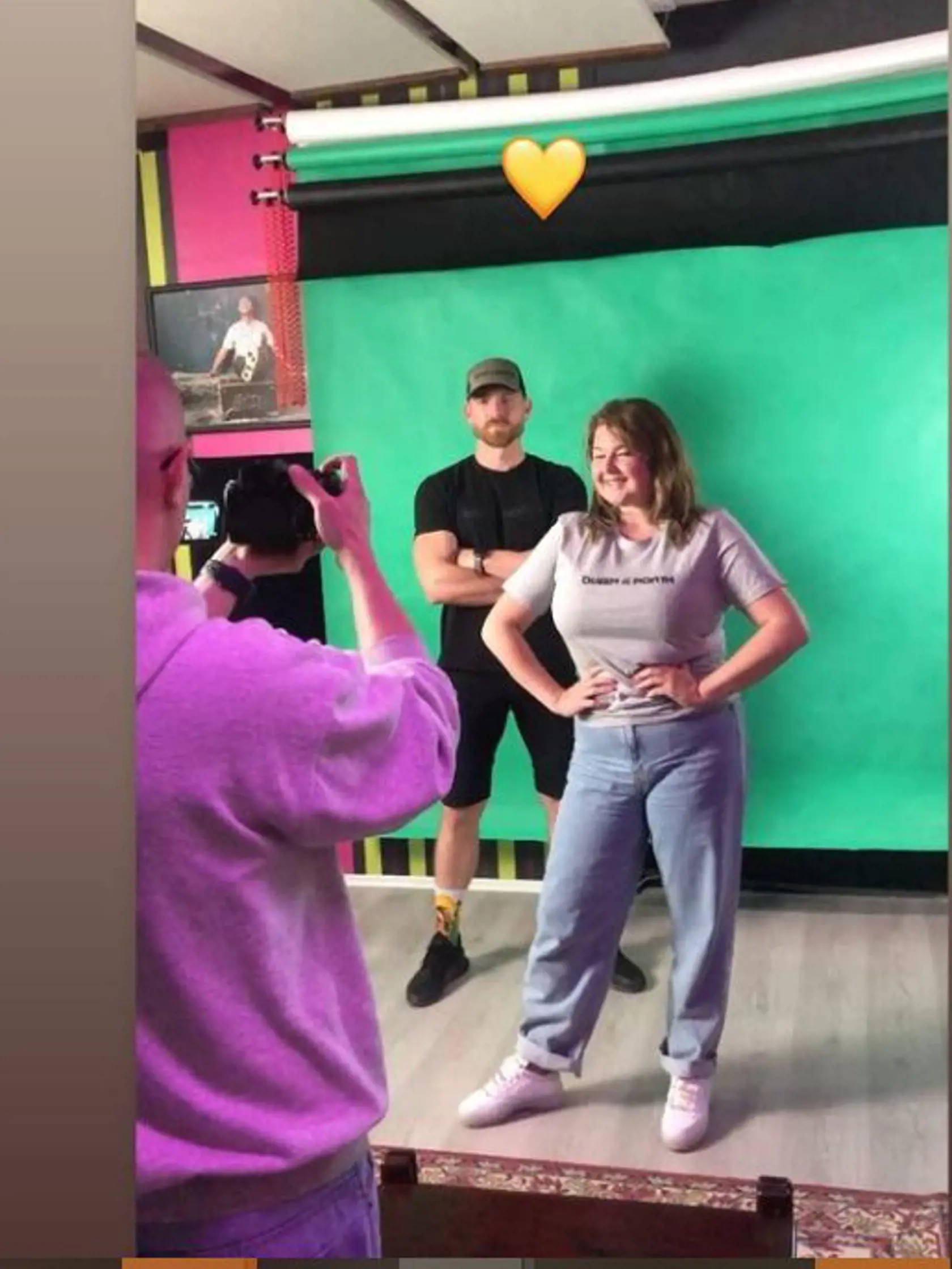 Z Evelyn je krátkovlasá brunetka.