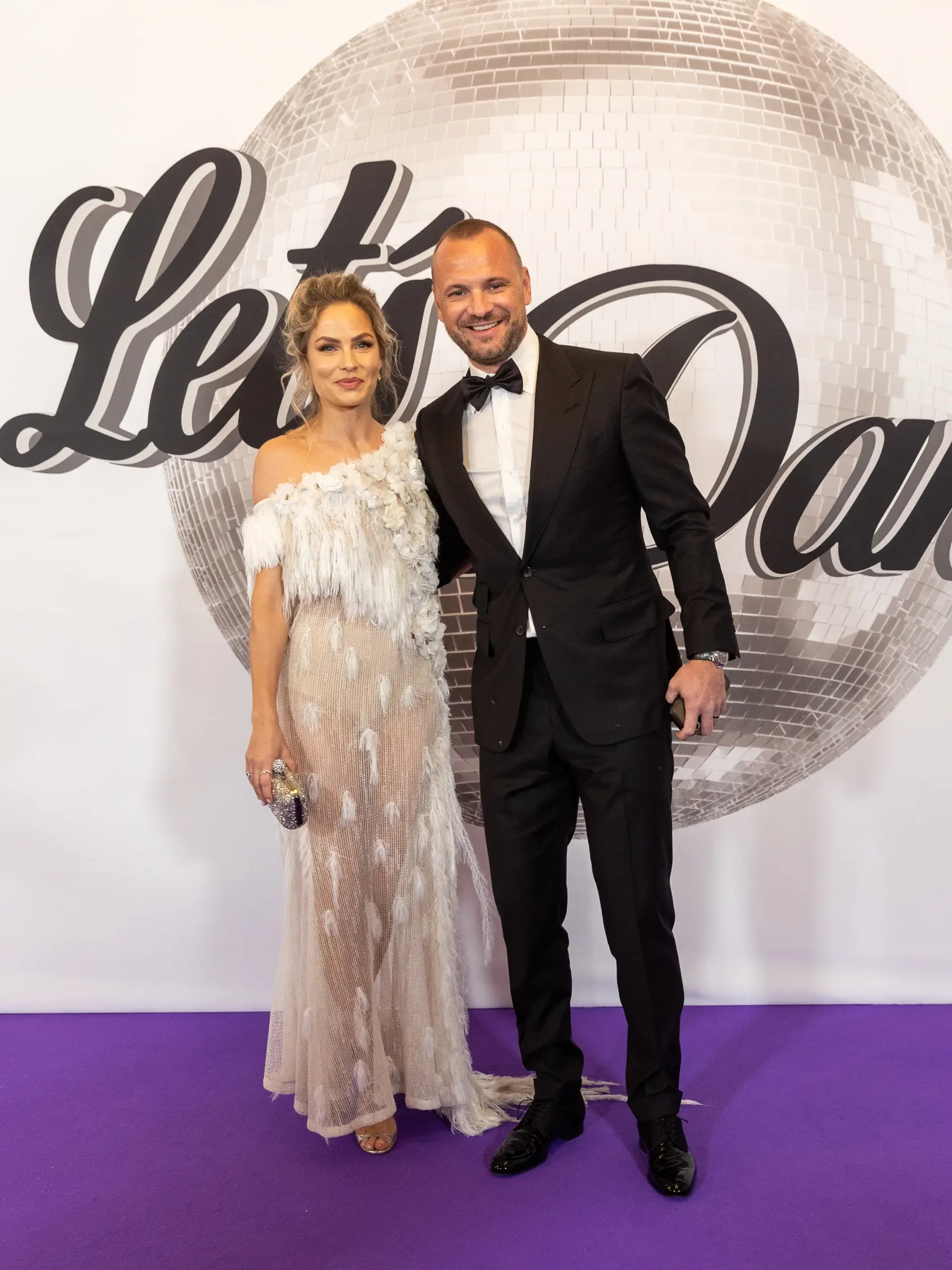 Móda na fialovom koberci Let's Dance. Na zábere manželia Gáboríkovci