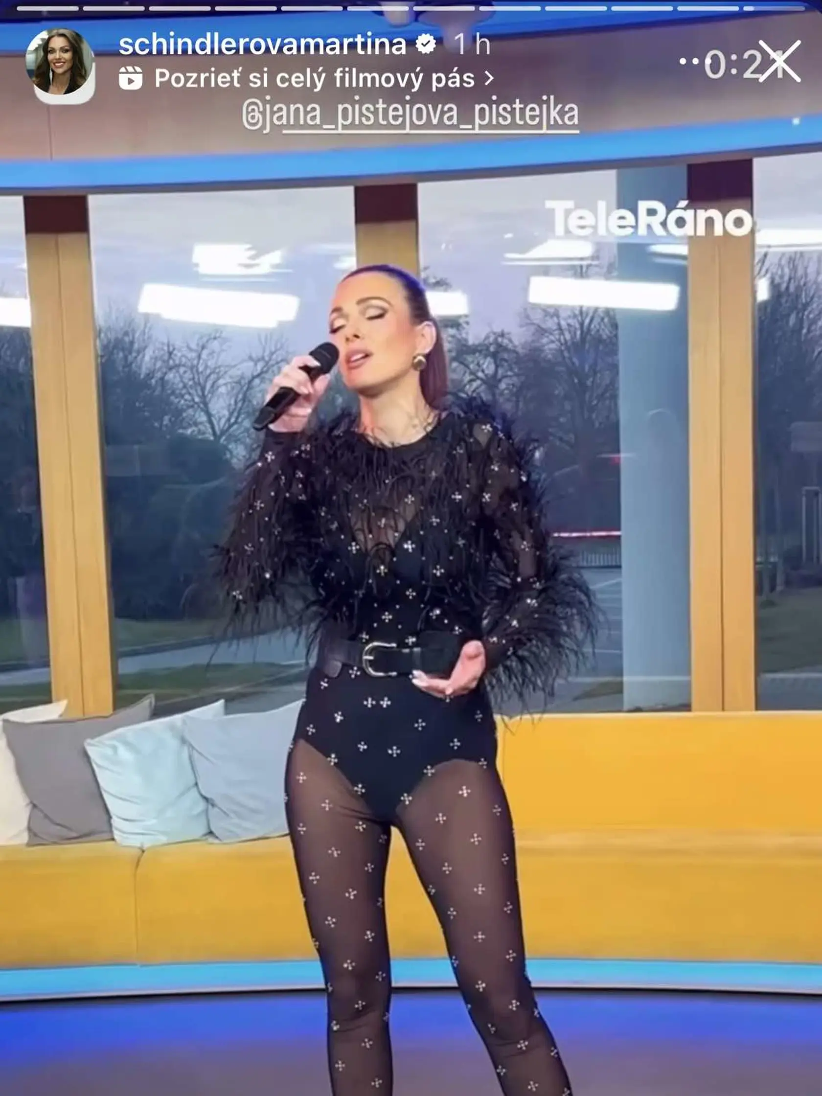 Martina Schindlerová v Teleráne. Za tento outfit si vyslúžila na Instagrame obrovskú kritiku.