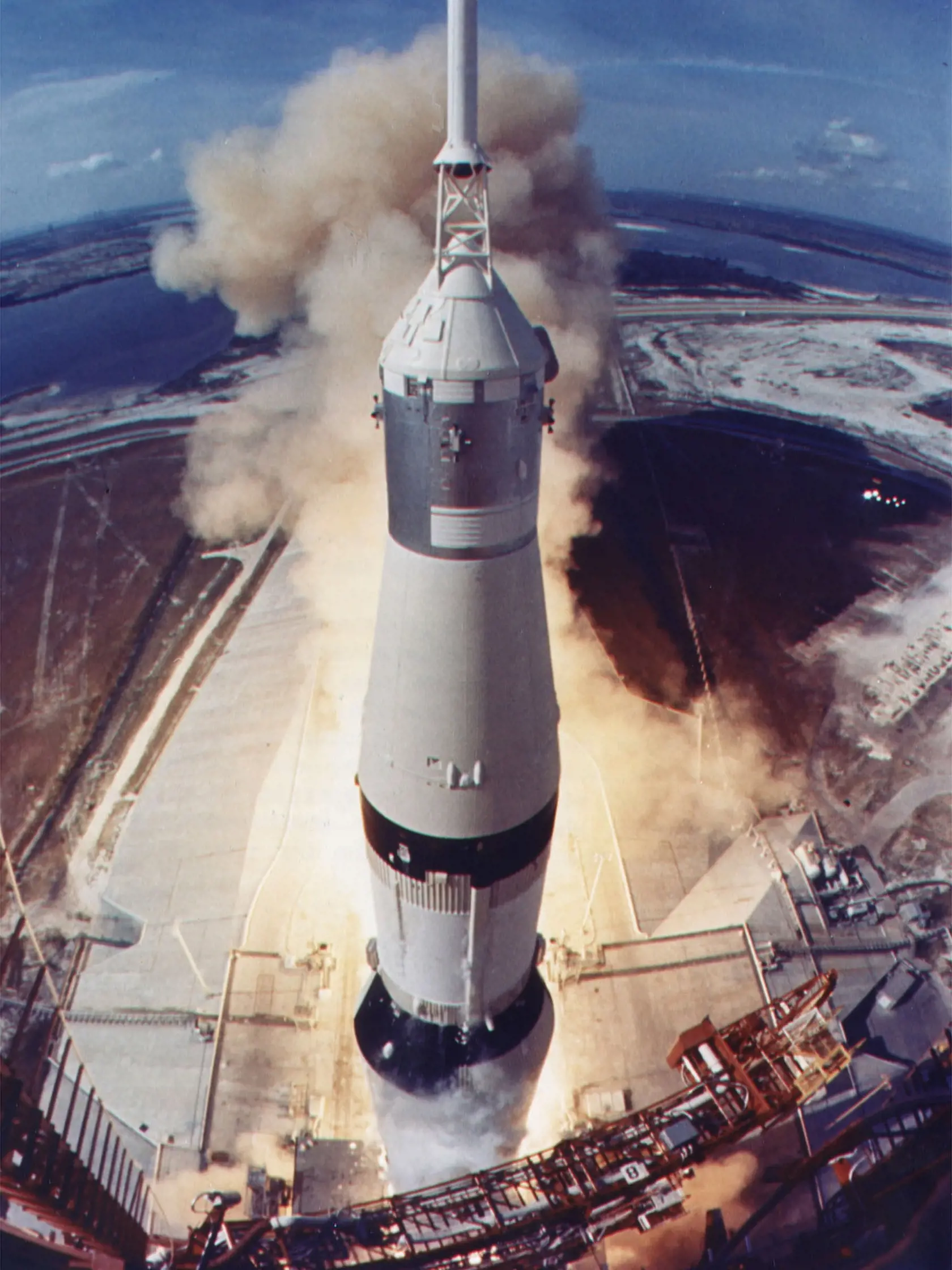 Štart rakety Saturn V, ktorá vyniesla do vesmíru Aldrina, Armstronga a Collinsa.