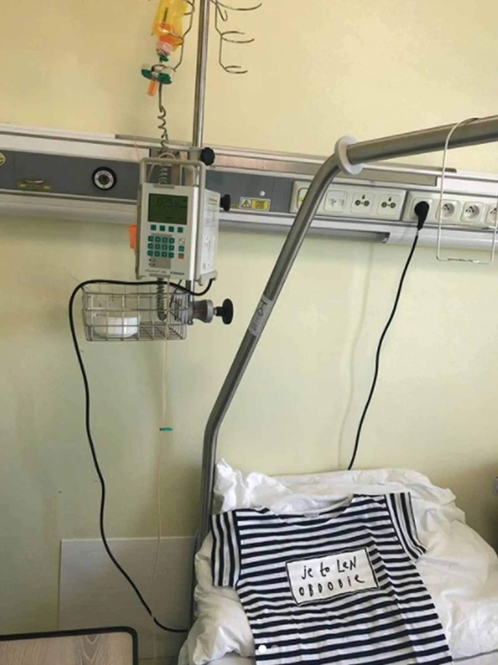 Anetu Pariškovú potešila špeciálnym tričkom Kristína Tormová. Bol na ňom povzbudivý odkaz " JE TO LEN OBDOBIE". Všetci fanúšikovia aj kolegovia zo šoubiznisu jej želali, aby toto obdobie už bolo za ňou a ona sa mohla vrátiť k svojej rodine a práci.