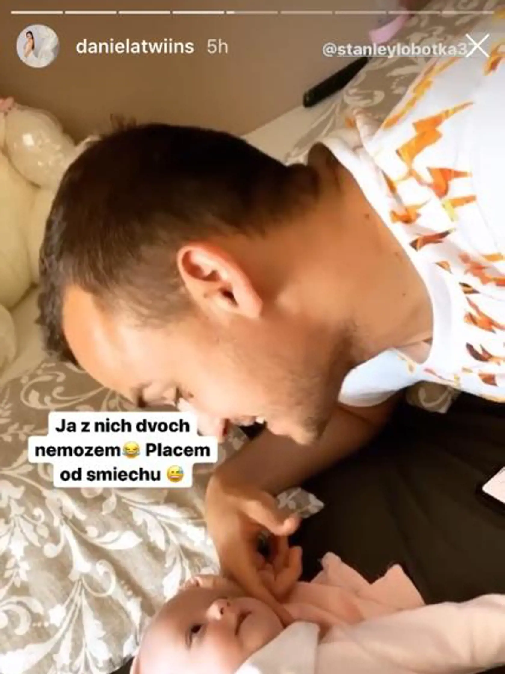 Aj partner Daniely Nízlovej, Stanislav Lobotka, sa dostavil na Slovensko. Jeho pobyt v talianskom Neapole sa musel po kritickej situácii v krajine na Apeninskom polostrove výrazne skrátiť a "Stanley" už trávi čas doma s rodinkou.