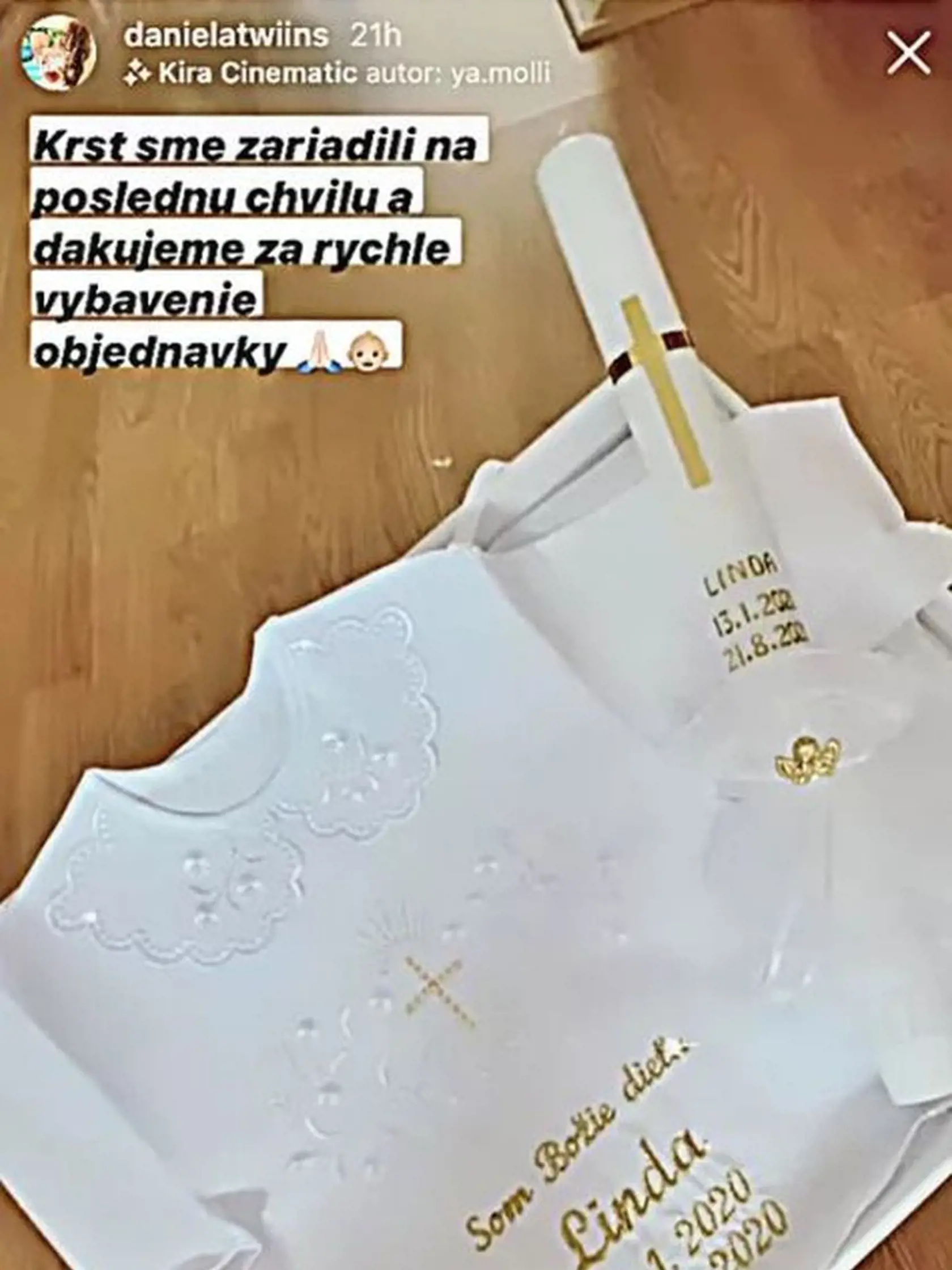 Daniela Nízlová pre tento veľký deň v ich rofine pre dcérku pripravila sviatočnú košieľku s jej menom, dátumom narodenia a dátumom krstu, a taktiež sviečku s rovnakými údajmi.