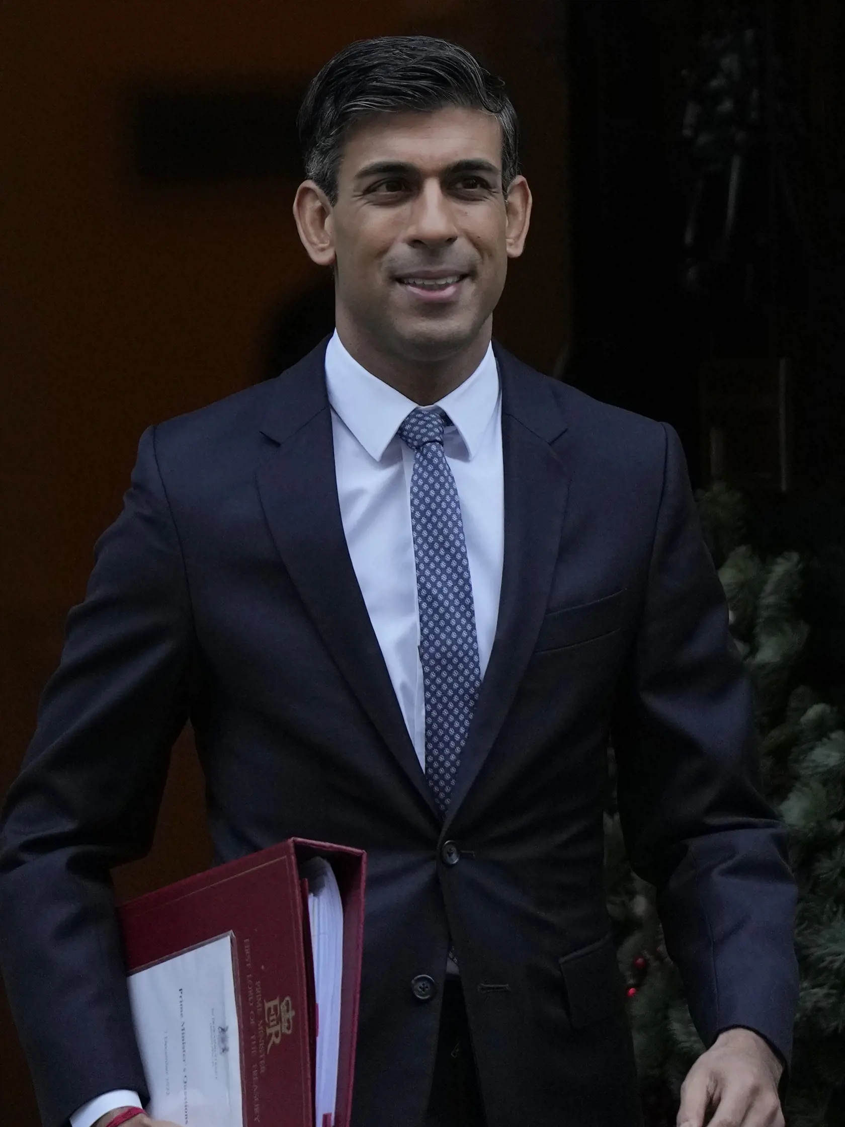 Britský premiér Rishi Sunak odchádza zo svojho sídla na Downing Street 10 na zasadnutie Dolnej snemovne britského parlamentu v Londýne 7. decembra 2022, kde bude odpovedať na otázky poslancov.