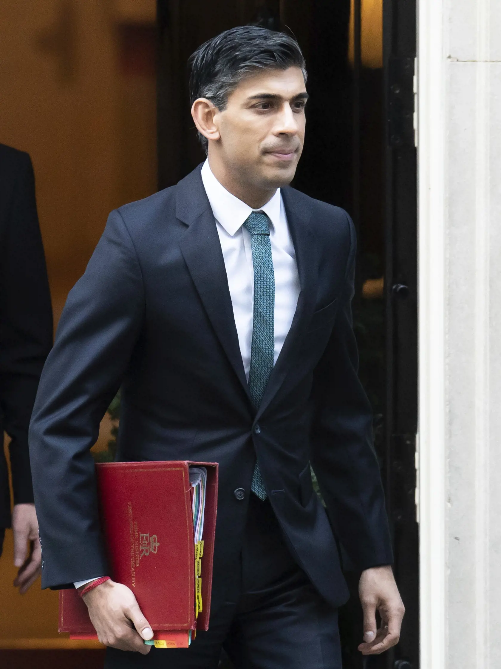 Britský premiér Rishi Sunak odchádza zo svojho sídla na Downing Street 10 na zasadnutie Dolnej snemovne britského parlamentu v Londýne 20. decembra 2022, kde sa po prvýkrát zúčastní na vypočutí v parlamentnom výbore.