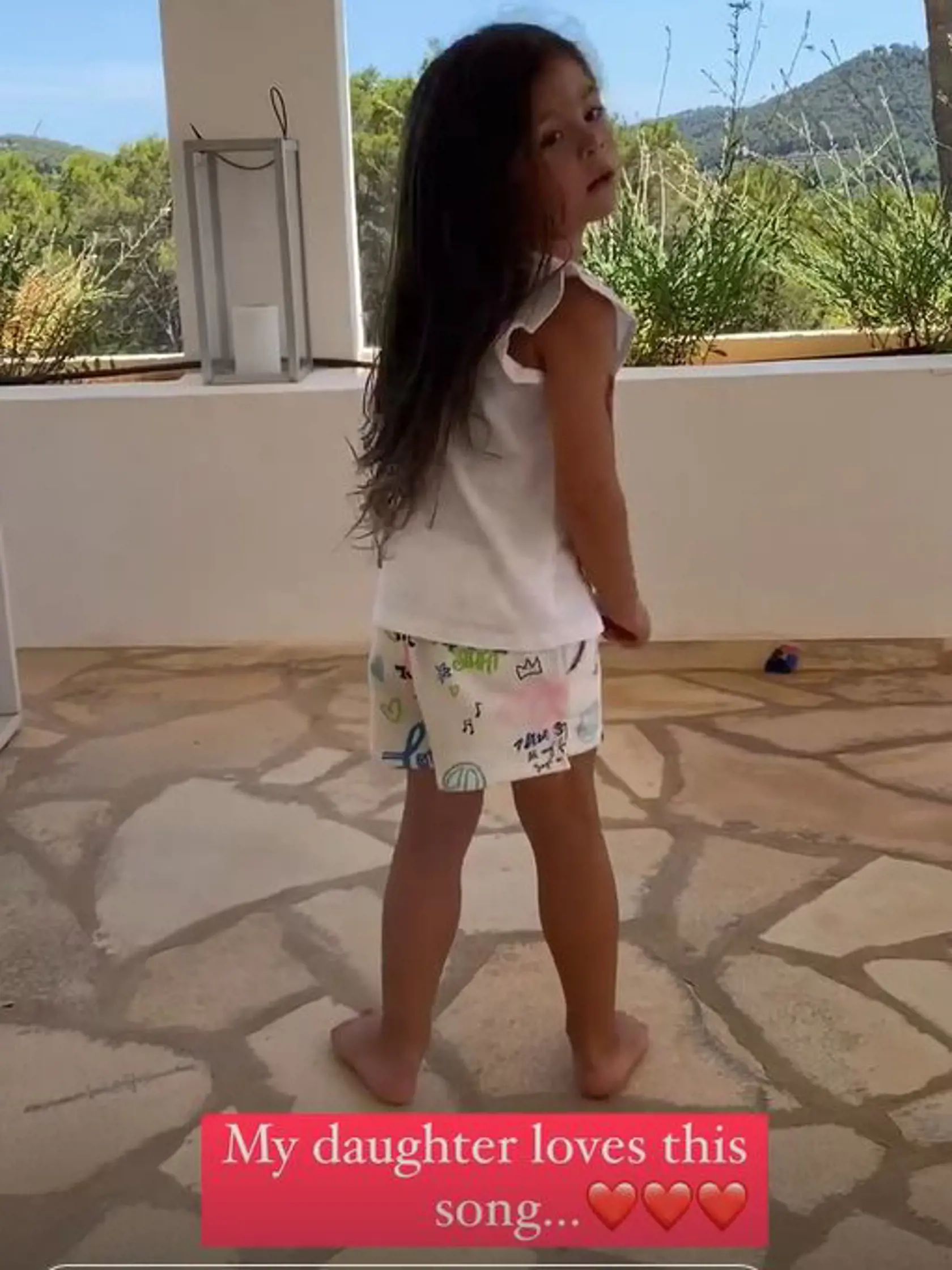 Sklenaříkovej dcéra Nina má takéto nádherné, dlhé vlasy.