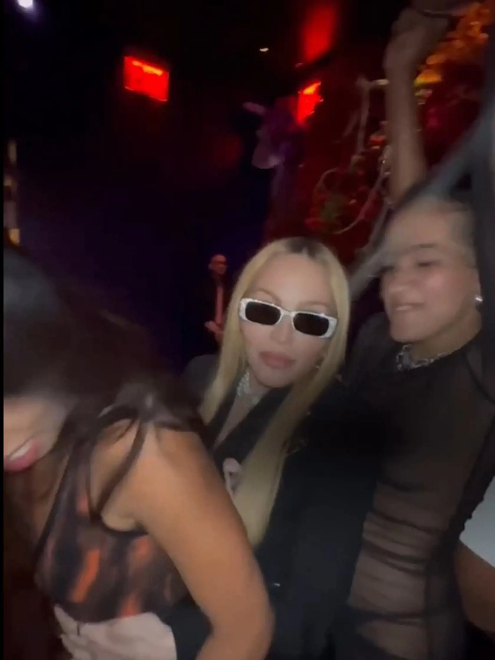 Speváčka si pred kamerou užila erotický tanec s polonahými tanečnicami.