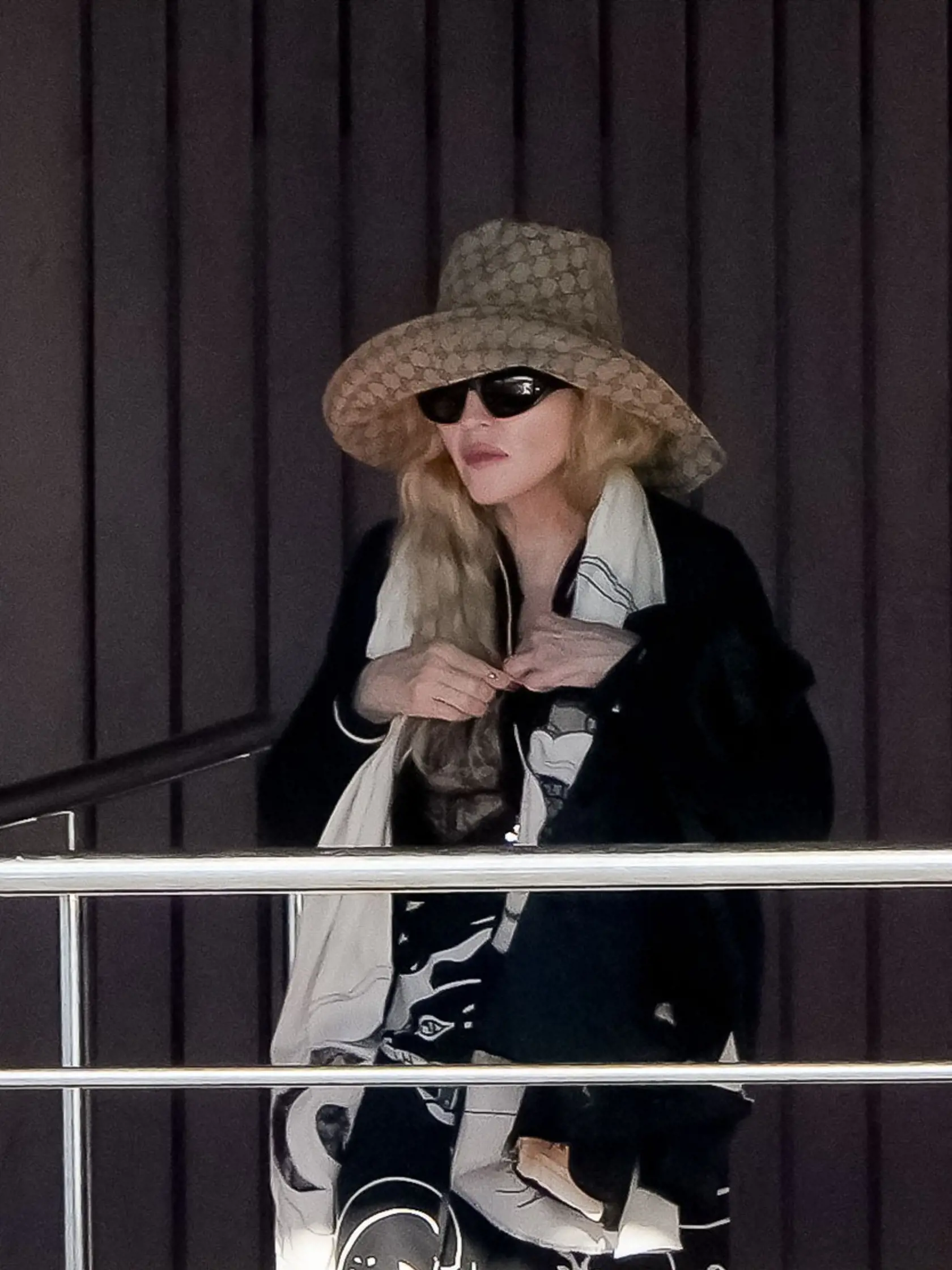 Kráľovná popu a extravagancie Madonna prekvapila svojím oblečením na silvestrovskom obede s rodinou na karibskom ostrove Saint Barths.