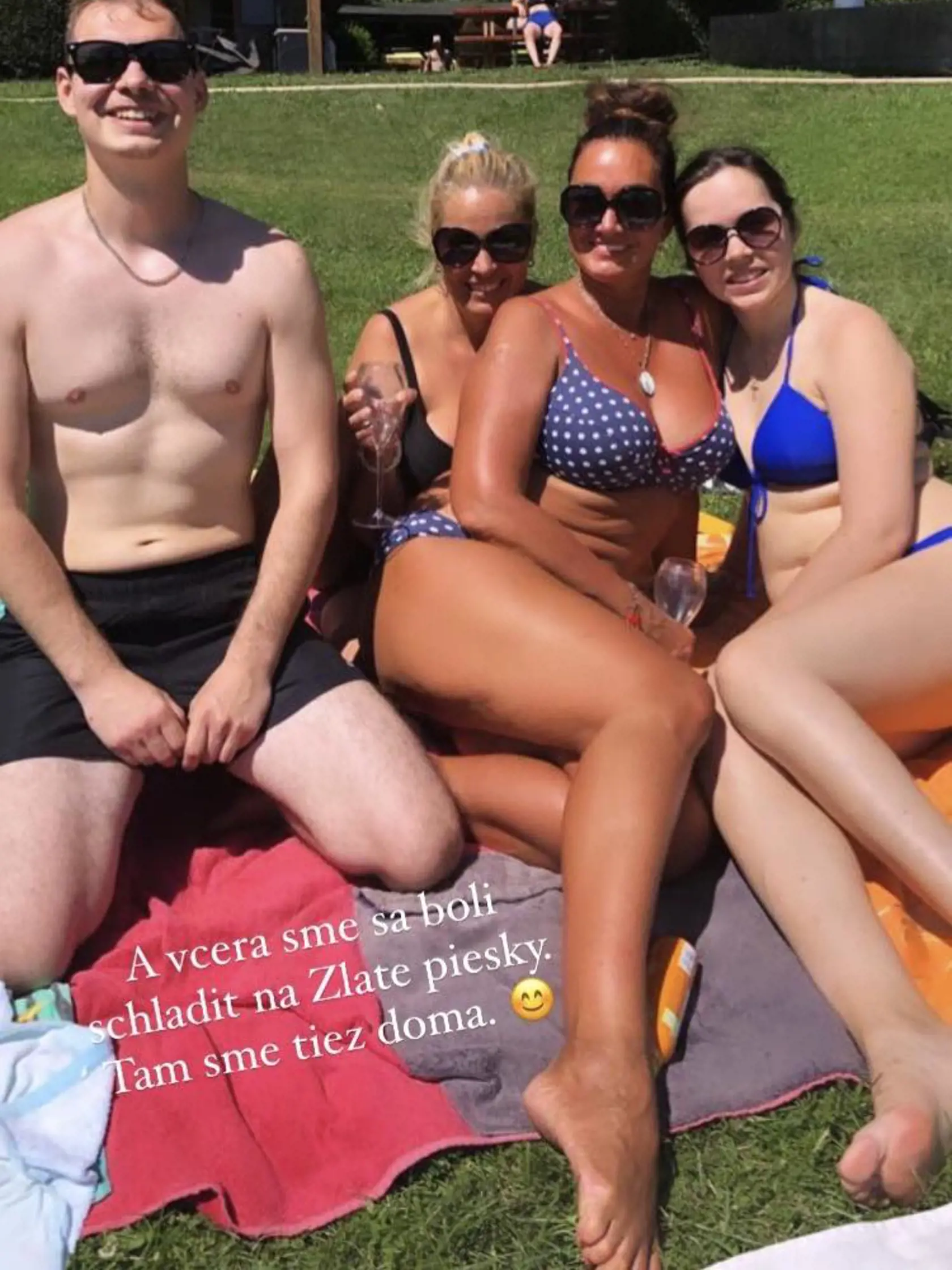 Karin Majtánová predviedla príliš opálenú pokožku.