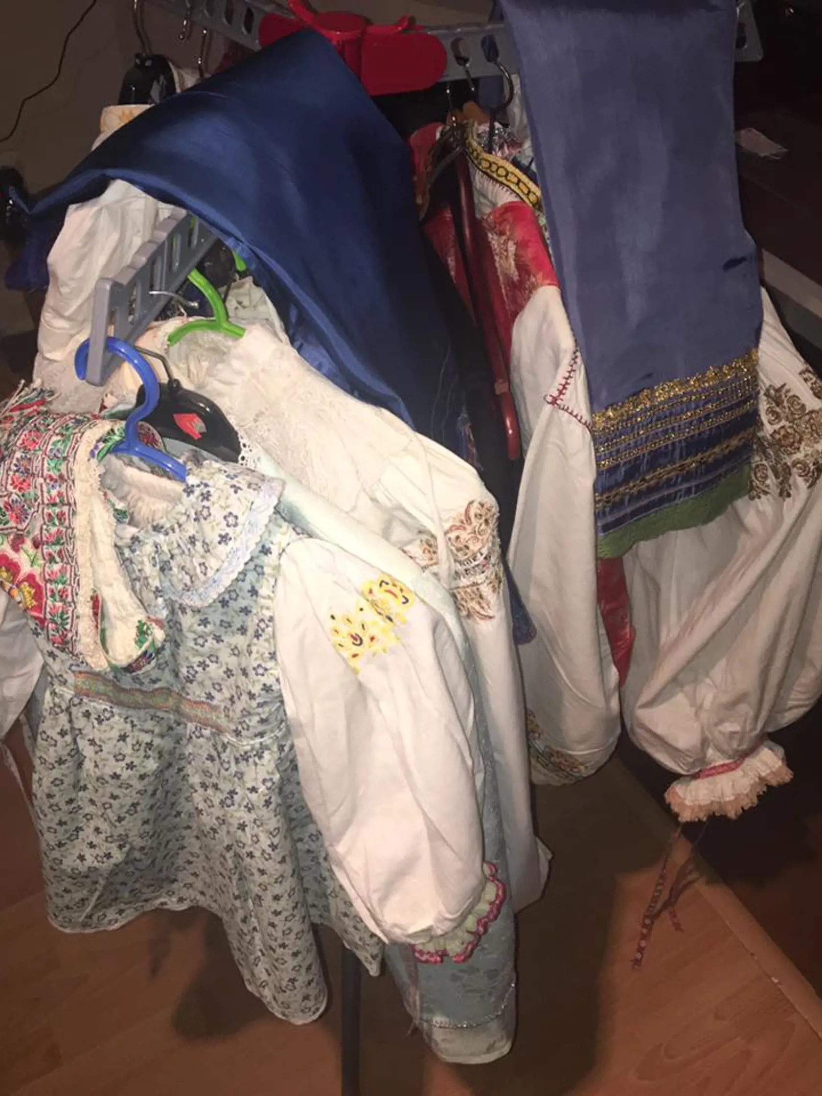 Takto mala Zemanová nachystané kroje pred Vajnorskými dožinkami.