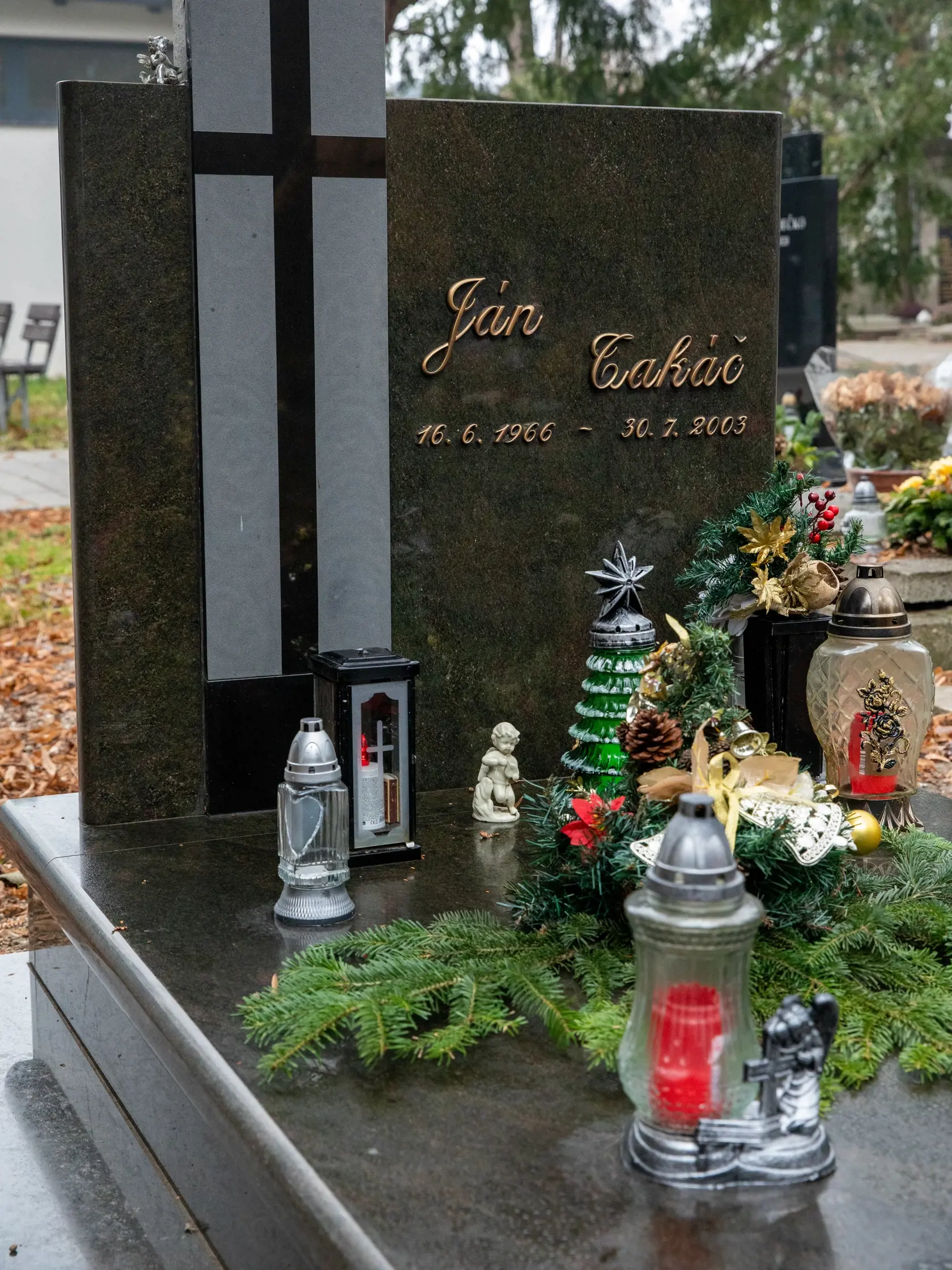 Takáčovci pôsobili najmä v bratislavskom Ružinove, ale aj Petržalke a v centre hlavného mesta od 90. rokov 20. storočia. Zameriavali sa na výpaľníctvo, gastronomické služby, ale aj herne a iné. Neskôr začali pôsobiť i na území Trnavského a Nitrianskeho kraja.